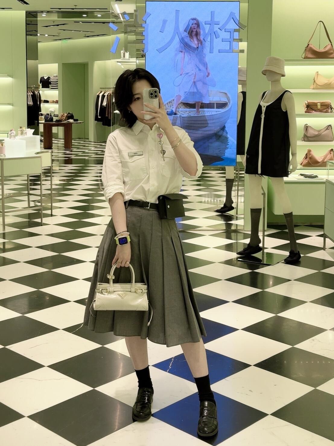 NO:390141,Mini Bonnie's white model picture, Prada [top original list], prada19860909Mini Bonnie白色模特图,普拉达【顶级原单】,prada,Bag