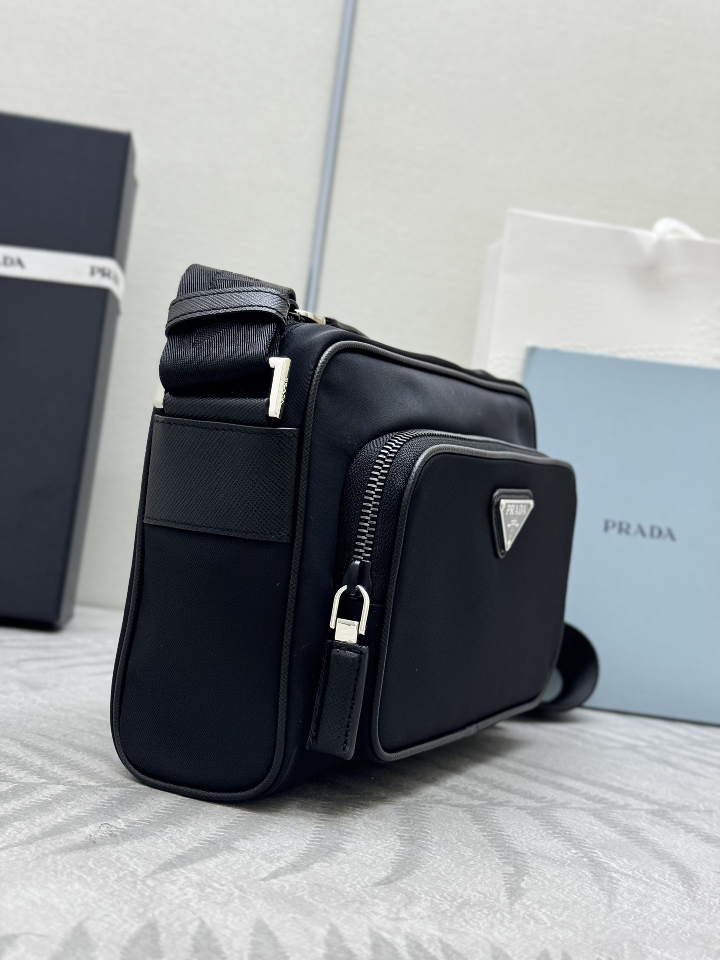 P410 (配专柜对版全套包装，独家订制)🎉新品🎉2VH190单肩斜跨包🎉🎉 这款单肩包的运动功能性由简约线条和实用现代细节定义。配件采用创新性的Re-Nylon再生尼龙材质，搭配Saffiano皮革细节，增添独特精致气息。多功能风格融合标志性元素，饰以涂珐琅金属三角形徽标。空间容量大，又是一款永久不过时爆款🎉🎉
长24x高15.5x底7cm🎉🎉