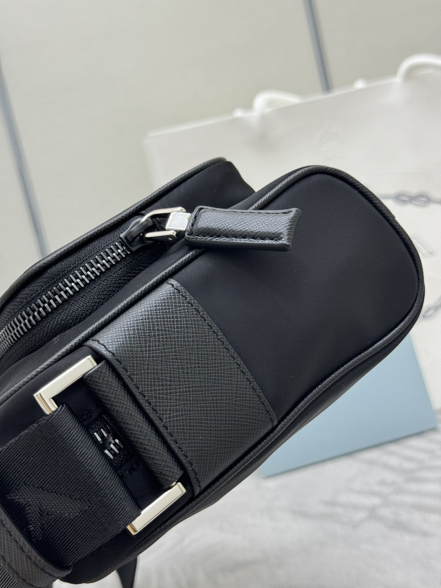 P410 (配专柜对版全套包装，独家订制)🎉新品🎉2VH190单肩斜跨包🎉🎉 这款单肩包的运动功能性由简约线条和实用现代细节定义。配件采用创新性的Re-Nylon再生尼龙材质，搭配Saffiano皮革细节，增添独特精致气息。多功能风格融合标志性元素，饰以涂珐琅金属三角形徽标。空间容量大，又是一款永久不过时爆款🎉🎉
长24x高15.5x底7cm🎉🎉