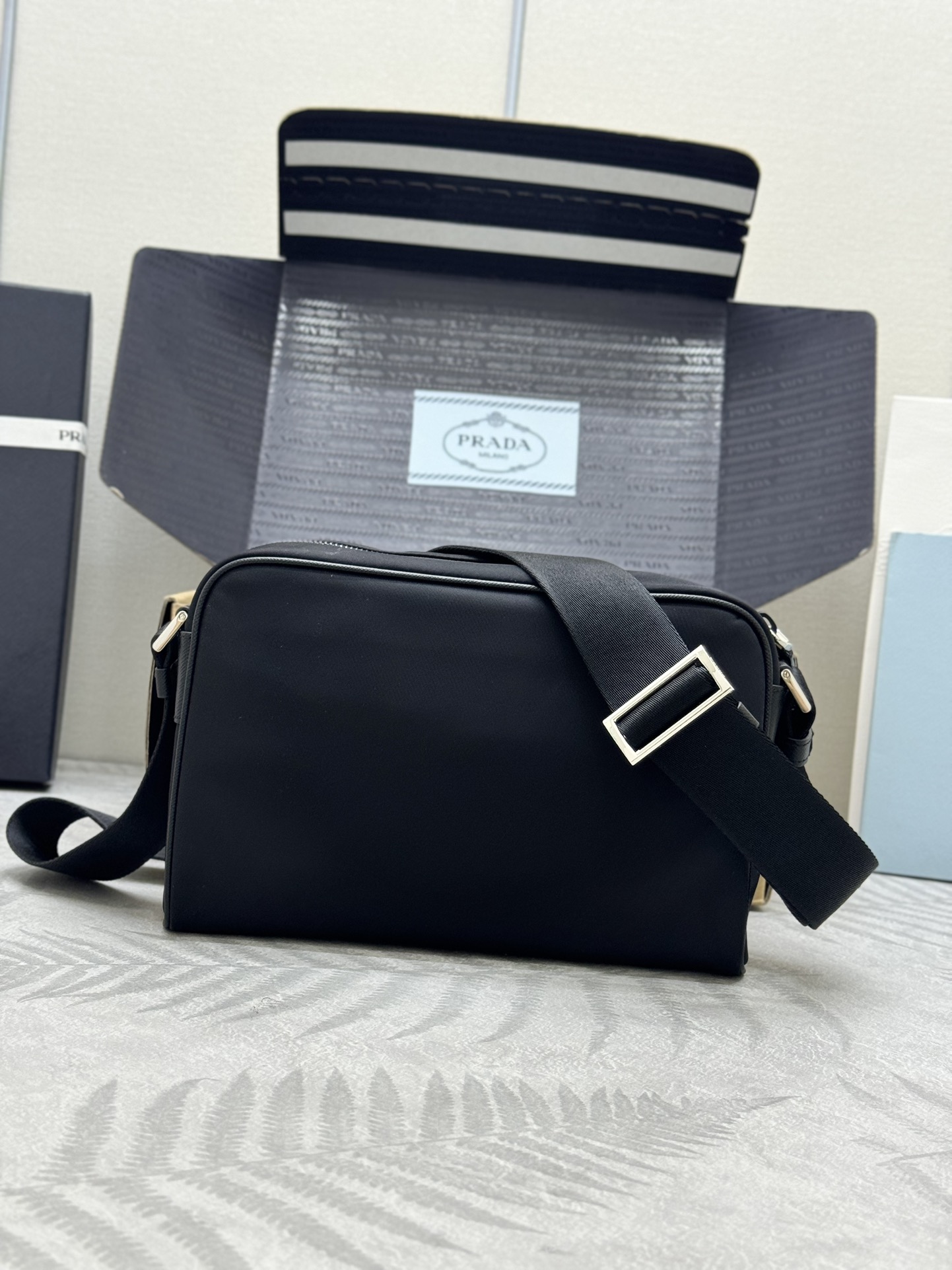 P410 (配专柜对版全套包装，独家订制)🎉新品🎉2VH190单肩斜跨包🎉🎉 这款单肩包的运动功能性由简约线条和实用现代细节定义。配件采用创新性的Re-Nylon再生尼龙材质，搭配Saffiano皮革细节，增添独特精致气息。多功能风格融合标志性元素，饰以涂珐琅金属三角形徽标。空间容量大，又是一款永久不过时爆款🎉🎉
长24x高15.5x底7cm🎉🎉