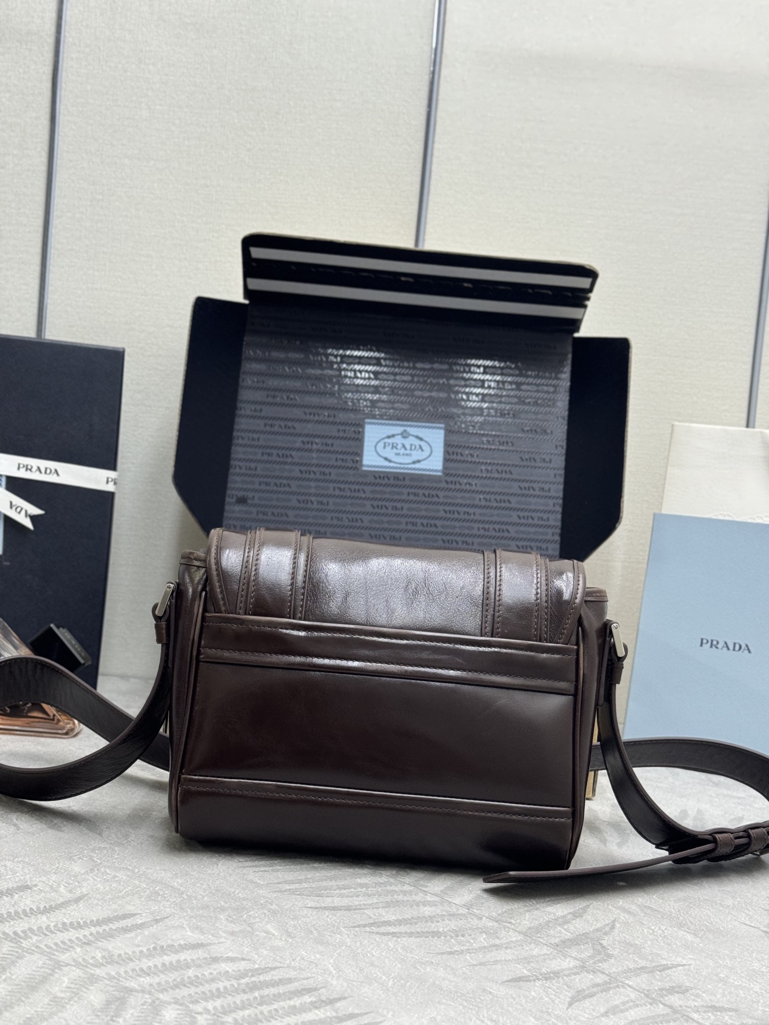 P740(配全套专柜包装)，🎉 2025秋冬新款🎉 2VD078拼色做旧男款的马鞍包，斜挎和手拿轻松驾驭，凹造型必备～，🎉包袋被包裹上时间的痕迹，vintage风味十足。&ldquo;折腾&rdquo;感拉满，🎉才最是时髦。设计感十足，新一季新款加了好多配饰元素，🎉复古风格，真么辣么好看，赶紧入手吧
尺寸:长22&times;17&times;10cm
	
