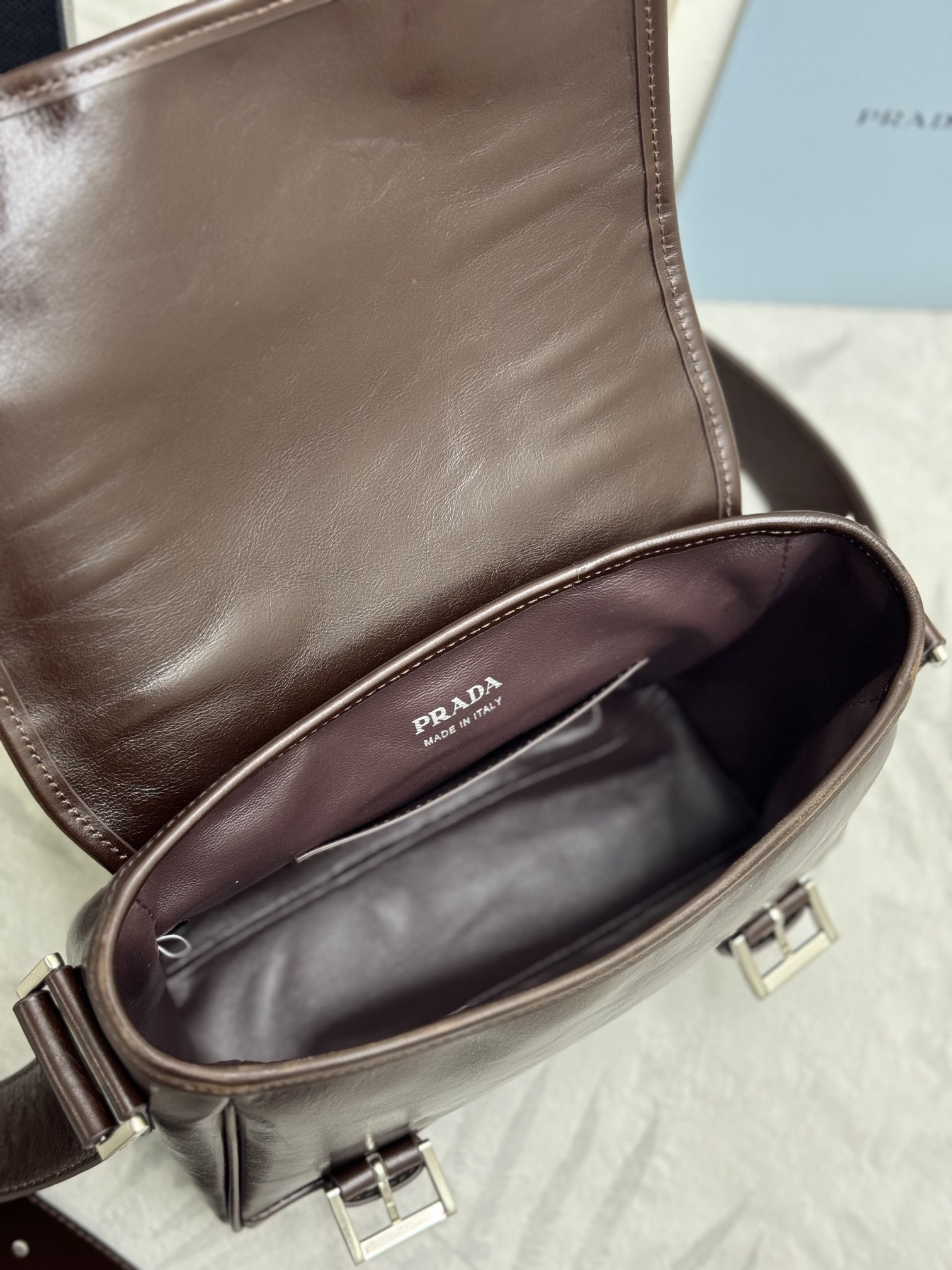 P740(配全套专柜包装)，🎉 2025秋冬新款🎉 2VD078拼色做旧男款的马鞍包，斜挎和手拿轻松驾驭，凹造型必备～，🎉包袋被包裹上时间的痕迹，vintage风味十足。&ldquo;折腾&rdquo;感拉满，🎉才最是时髦。设计感十足，新一季新款加了好多配饰元素，🎉复古风格，真么辣么好看，赶紧入手吧
尺寸:长22&times;17&times;10cm
	
