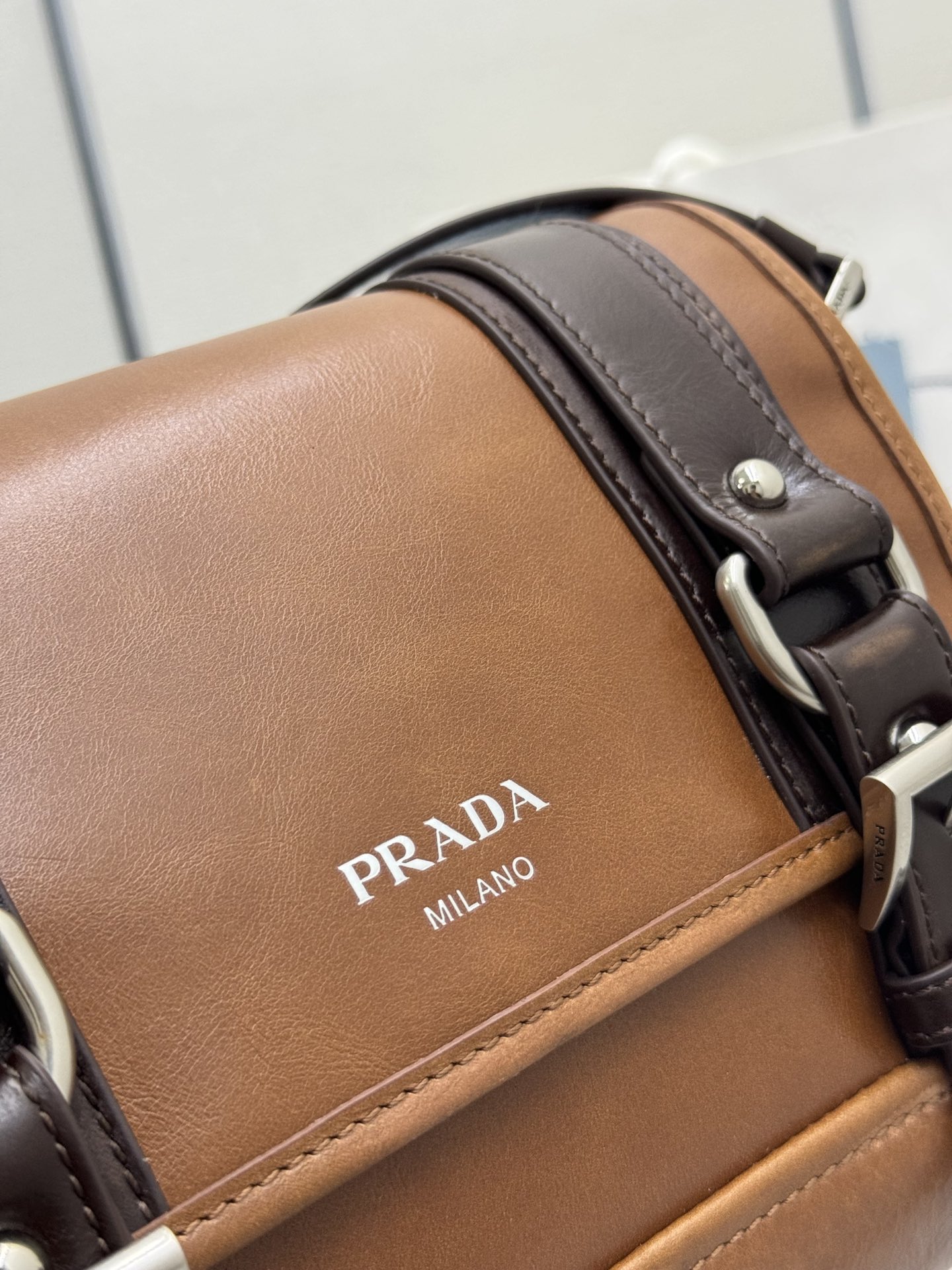 P740(配全套专柜包装)，🎉 2025秋冬新款🎉 2VD078拼色做旧男款的马鞍包，斜挎和手拿轻松驾驭，凹造型必备～，🎉包袋被包裹上时间的痕迹，vintage风味十足。&ldquo;折腾&rdquo;感拉满，🎉才最是时髦。设计感十足，新一季新款加了好多配饰元素，🎉复古风格，真么辣么好看，赶紧入手吧
尺寸:长22&times;17&times;10cm
	
