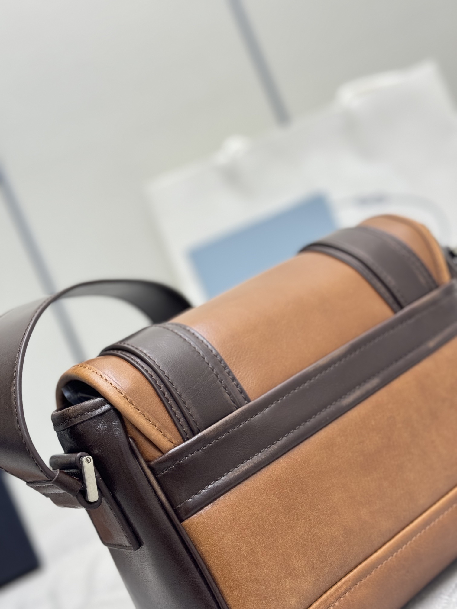 P740(配全套专柜包装)，🎉 2025秋冬新款🎉 2VD078拼色做旧男款的马鞍包，斜挎和手拿轻松驾驭，凹造型必备～，🎉包袋被包裹上时间的痕迹，vintage风味十足。&ldquo;折腾&rdquo;感拉满，🎉才最是时髦。设计感十足，新一季新款加了好多配饰元素，🎉复古风格，真么辣么好看，赶紧入手吧
尺寸:长22&times;17&times;10cm
	
