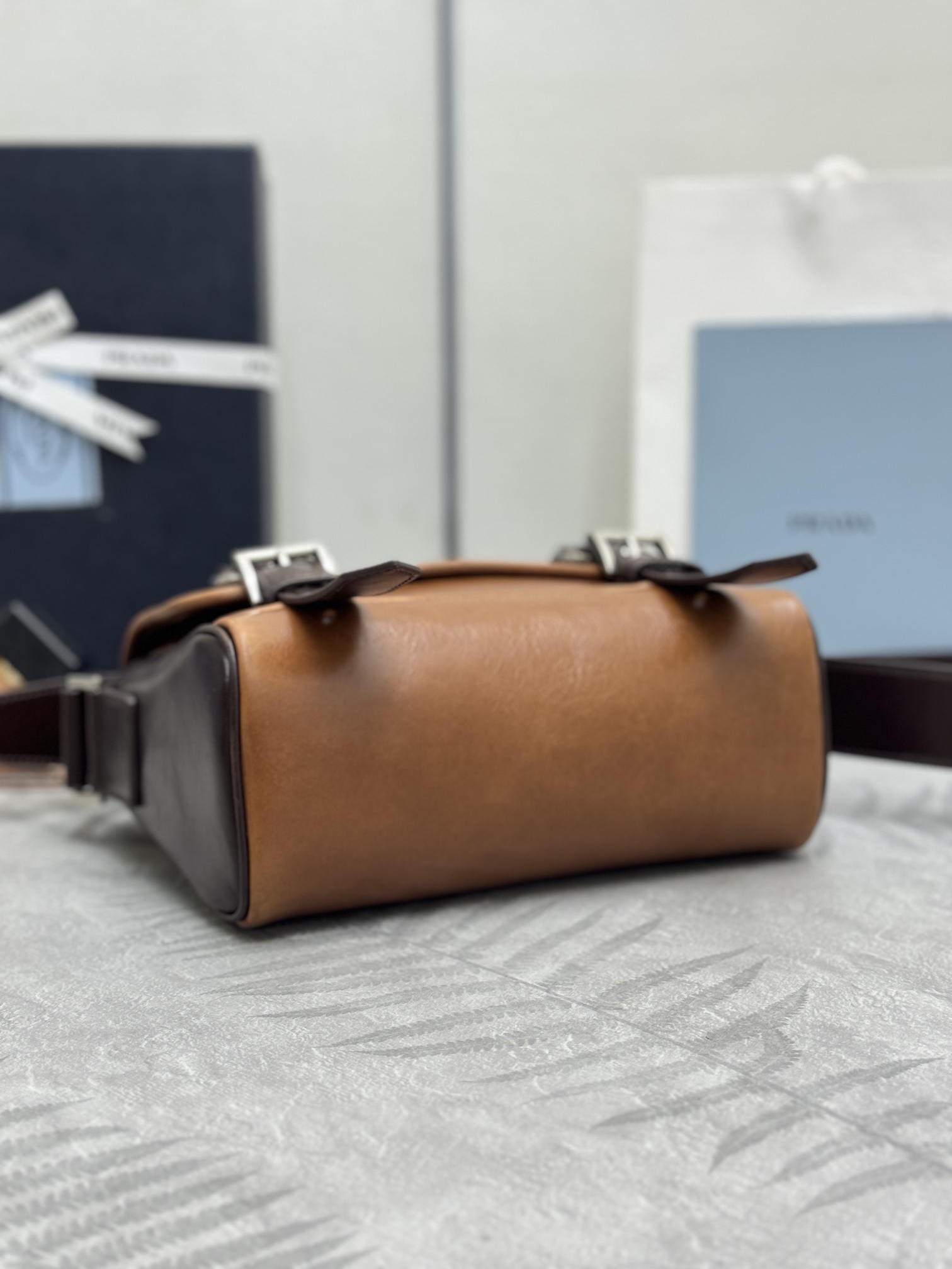 P740(配全套专柜包装)，🎉 2025秋冬新款🎉 2VD078拼色做旧男款的马鞍包，斜挎和手拿轻松驾驭，凹造型必备～，🎉包袋被包裹上时间的痕迹，vintage风味十足。&ldquo;折腾&rdquo;感拉满，🎉才最是时髦。设计感十足，新一季新款加了好多配饰元素，🎉复古风格，真么辣么好看，赶紧入手吧
尺寸:长22&times;17&times;10cm
	
