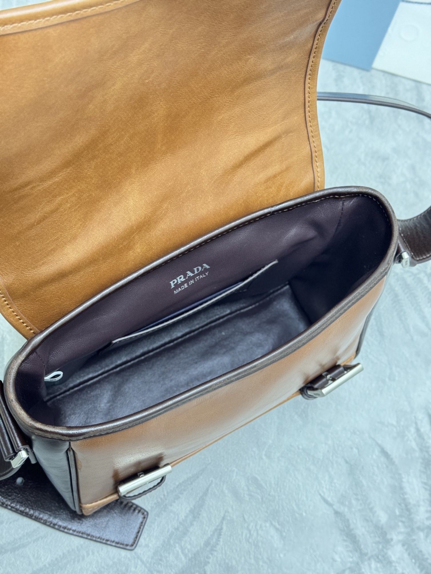 P740(配全套专柜包装)，🎉 2025秋冬新款🎉 2VD078拼色做旧男款的马鞍包，斜挎和手拿轻松驾驭，凹造型必备～，🎉包袋被包裹上时间的痕迹，vintage风味十足。&ldquo;折腾&rdquo;感拉满，🎉才最是时髦。设计感十足，新一季新款加了好多配饰元素，🎉复古风格，真么辣么好看，赶紧入手吧
尺寸:长22&times;17&times;10cm
	
