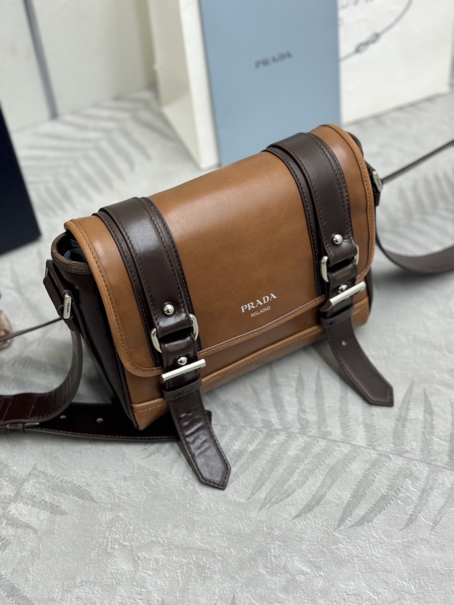 P740(配全套专柜包装)，🎉 2025秋冬新款🎉 2VD078拼色做旧男款的马鞍包，斜挎和手拿轻松驾驭，凹造型必备～，🎉包袋被包裹上时间的痕迹，vintage风味十足。&ldquo;折腾&rdquo;感拉满，🎉才最是时髦。设计感十足，新一季新款加了好多配饰元素，🎉复古风格，真么辣么好看，赶紧入手吧
尺寸:长22&times;17&times;10cm
	
