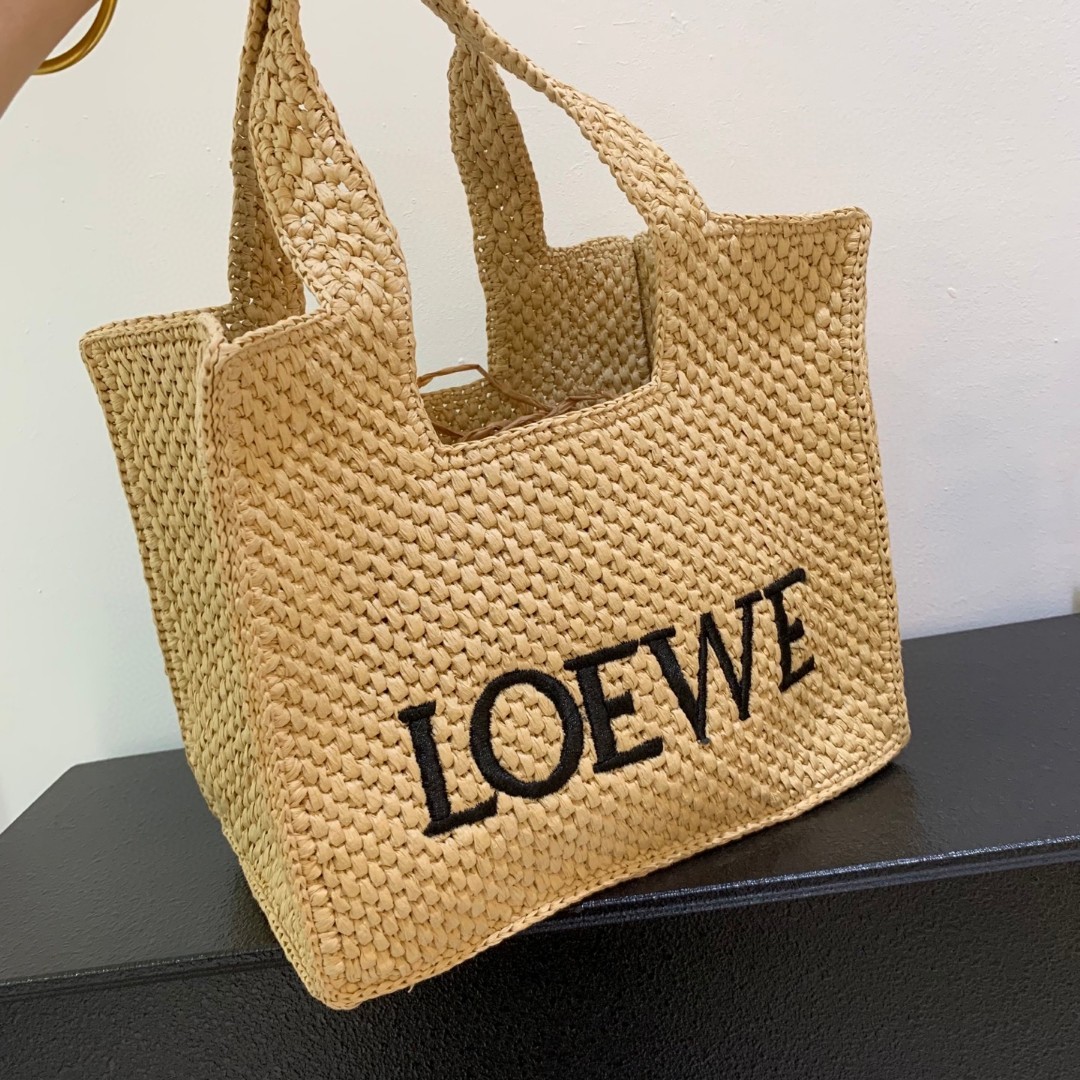 罗意威 Loewe 草编托特包草编包的趋势再度袭卷而来,轻松成为本季新宠!不论日常出游或是假日逛街,出镜