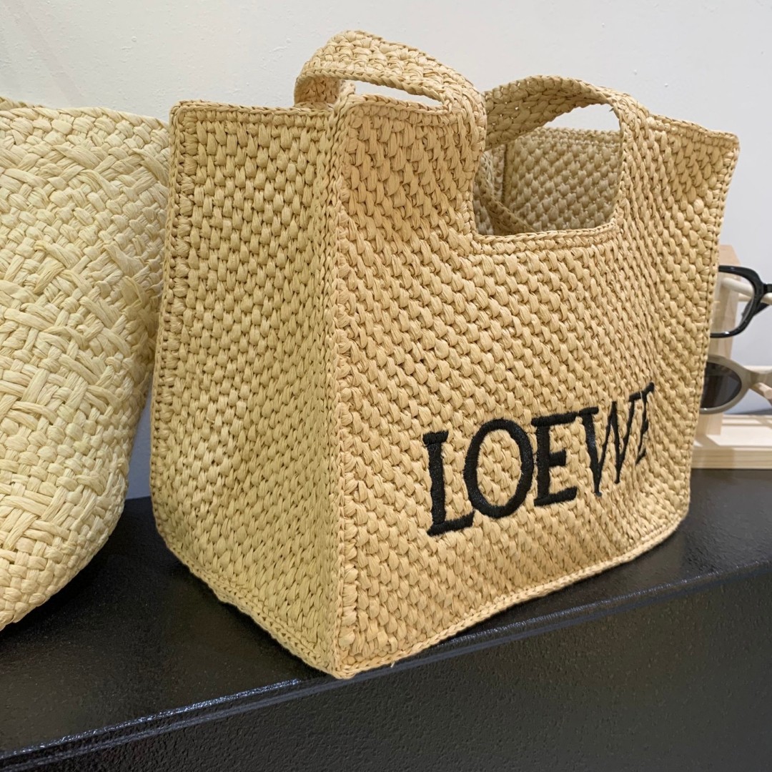 罗意威 Loewe 草编托特包草编包的趋势再度袭卷而来,轻松成为本季新宠!不论日常出游或是假日逛街,出镜