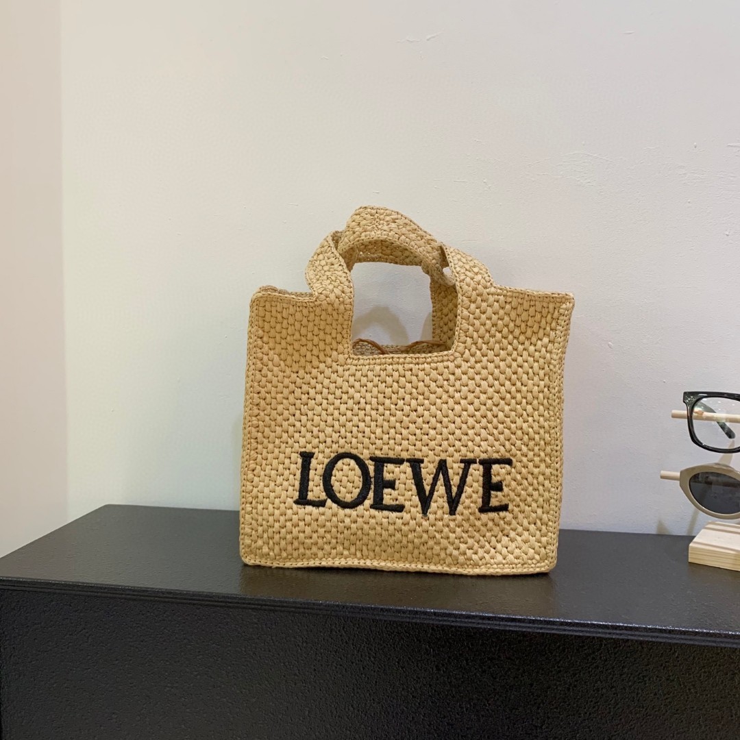 罗意威 Loewe 草编托特包草编包的趋势再度袭卷而来,轻松成为本季新宠!不论日常出游或是假日逛街,出镜