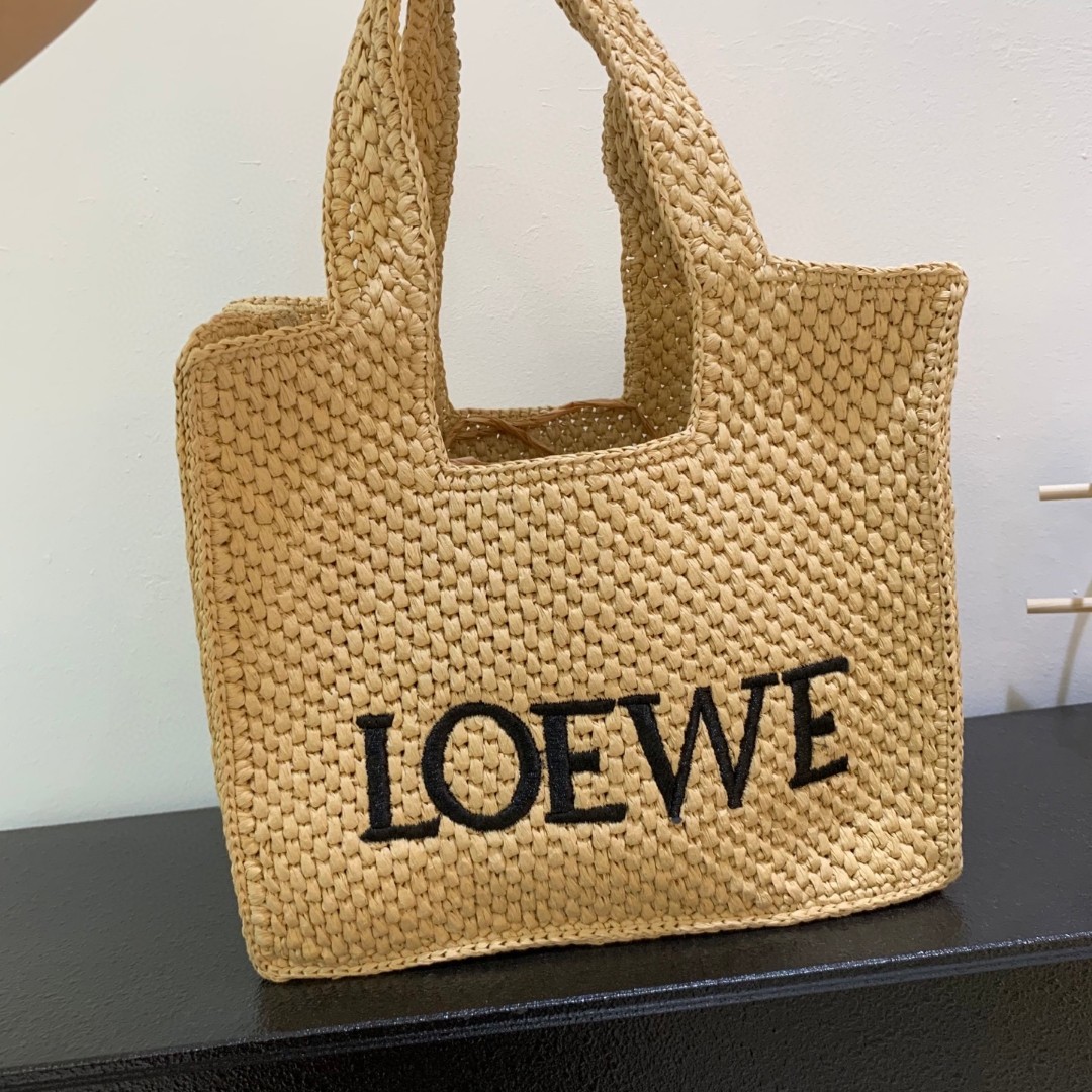 罗意威 Loewe 草编托特包草编包的趋势再度袭卷而来,轻松成为本季新宠!不论日常出游或是假日逛街,出镜