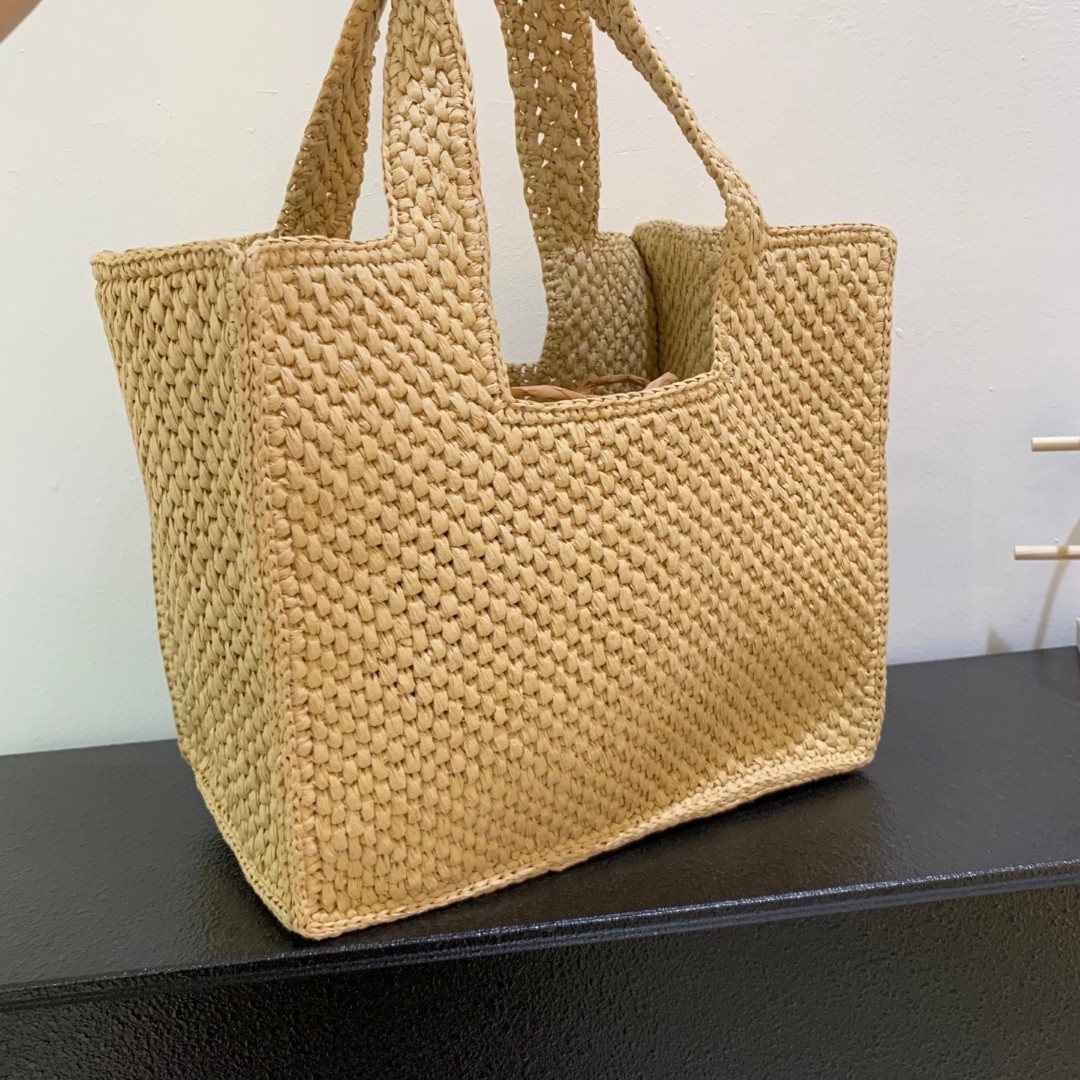 罗意威 Loewe 草编托特包草编包的趋势再度袭卷而来,轻松成为本季新宠!不论日常出游或是假日逛街,出镜