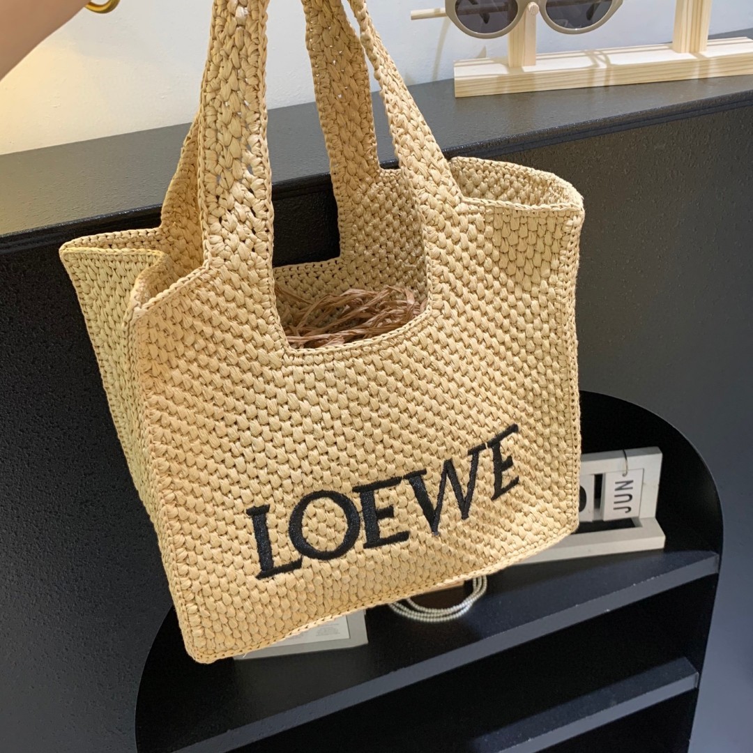 罗意威 Loewe 草编托特包草编包的趋势再度袭卷而来,轻松成为本季新宠!不论日常出游或是假日逛街,出镜