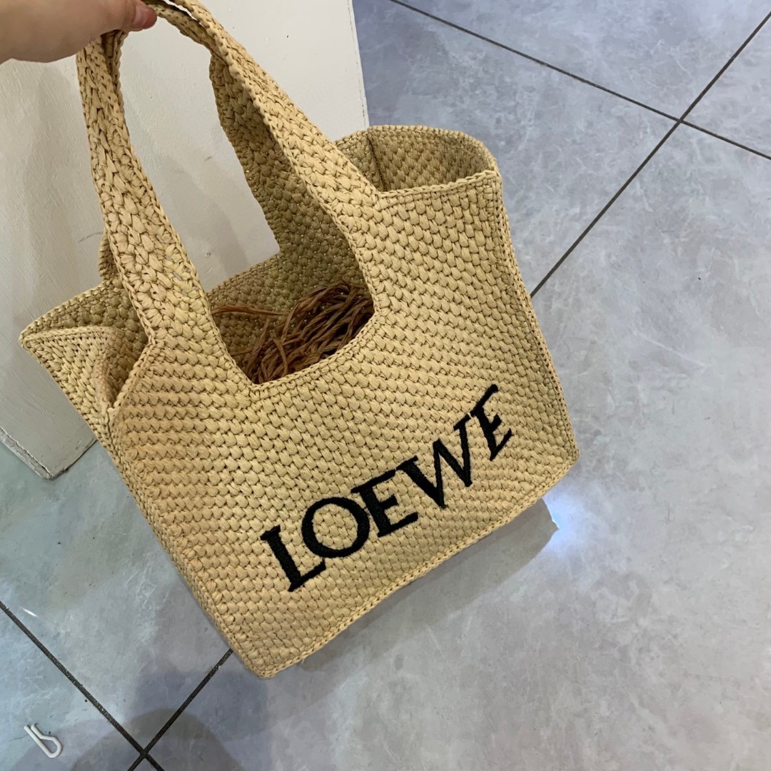 罗意威 Loewe 草编托特包草编包的趋势再度袭卷而来,轻松成为本季新宠!不论日常出游或是假日逛街,出镜