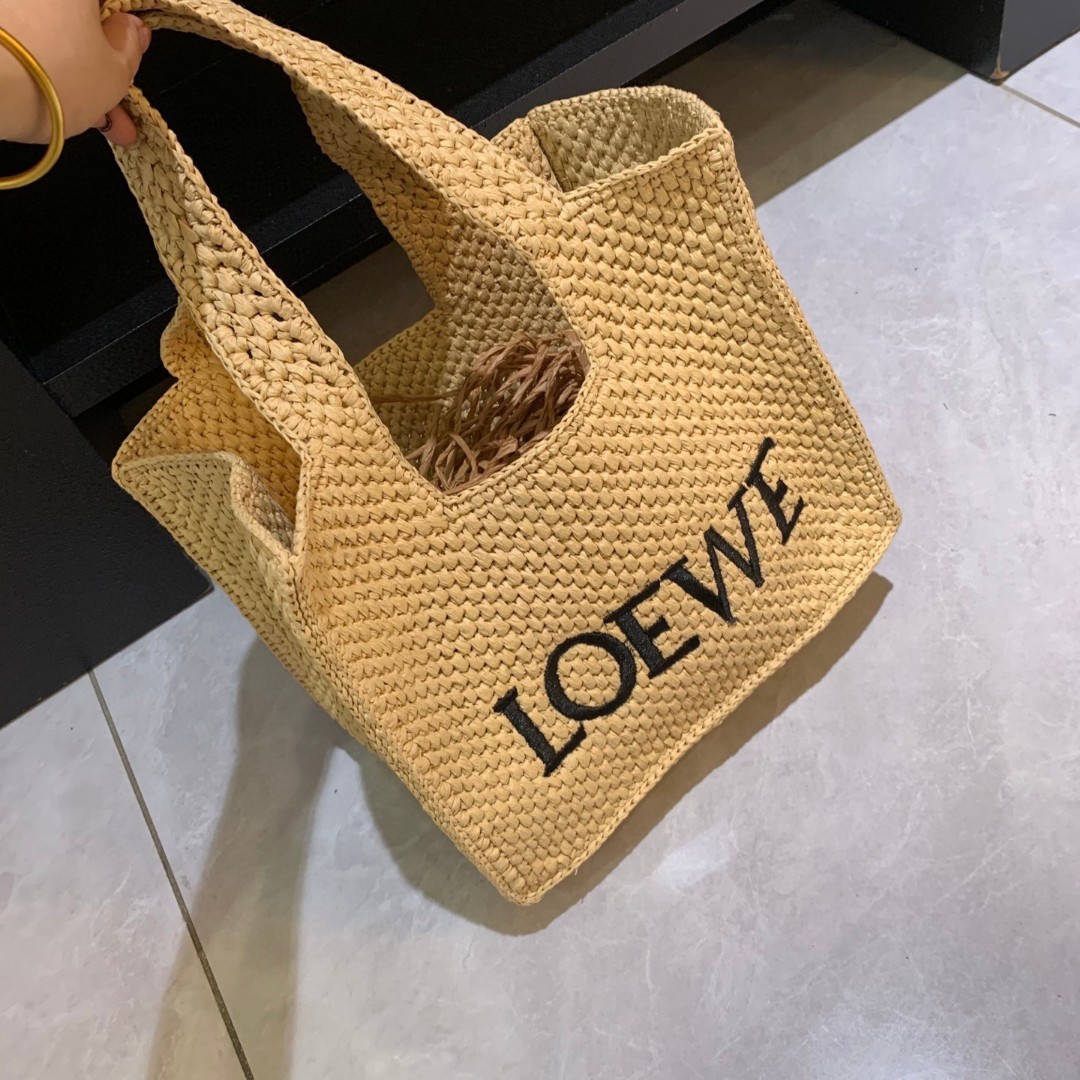 罗意威 Loewe 草编托特包草编包的趋势再度袭卷而来,轻松成为本季新宠!不论日常出游或是假日逛街,出镜