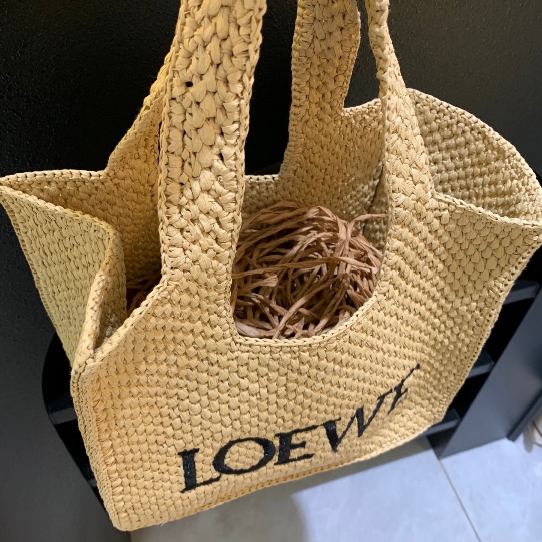 罗意威 Loewe 草编托特包草编包的趋势再度袭卷而来,轻松成为本季新宠!不论日常出游或是假日逛街,出镜
