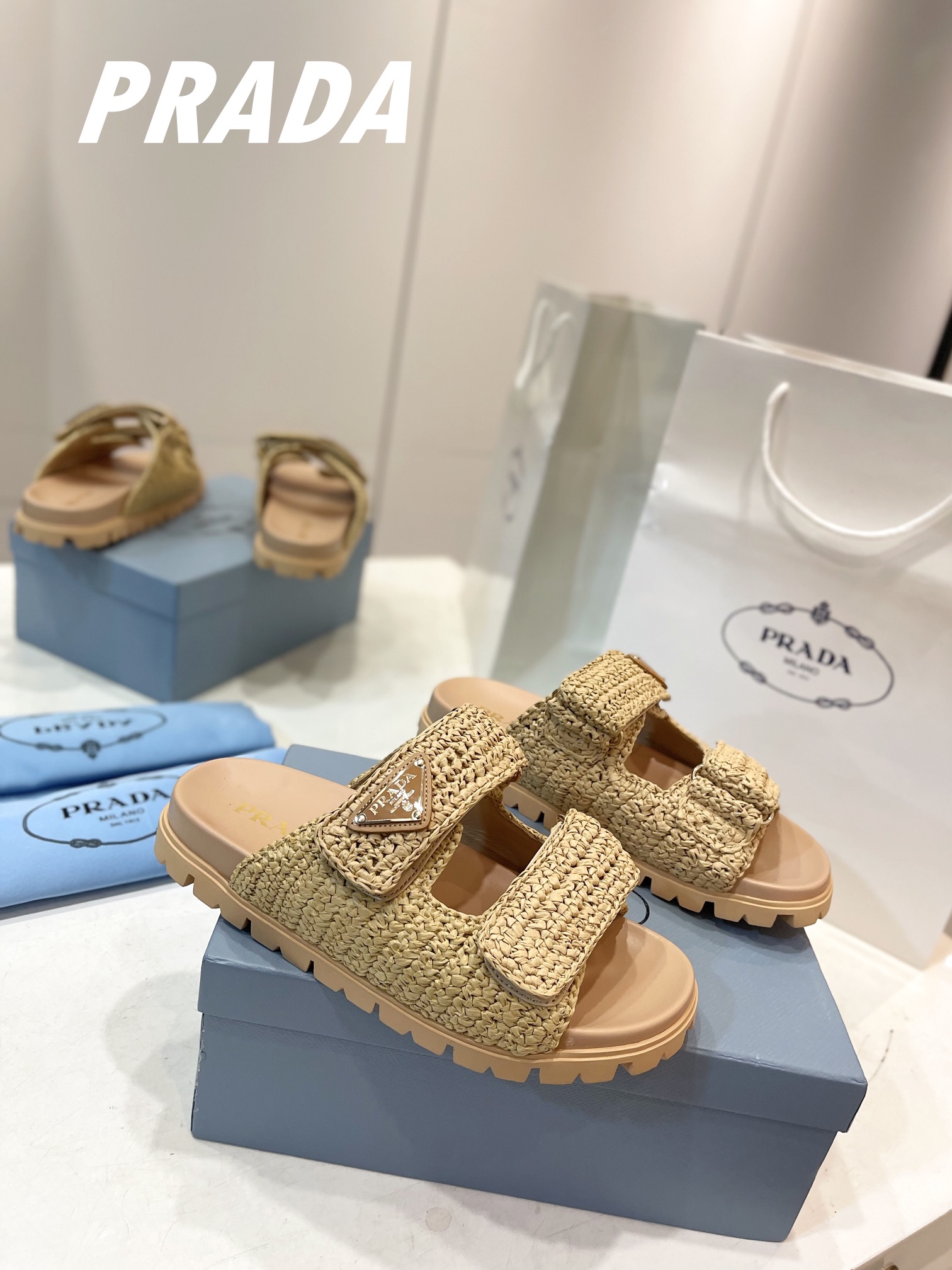NO:165524,Prada's new woven straw sandals!  This year's popular straw weaving series, the essential slippers for lazy people are so beautiful on their feet. This purely hand-woven woven slippers are so cute. Entering the hot midsummer, I want to reveal my heart. The 