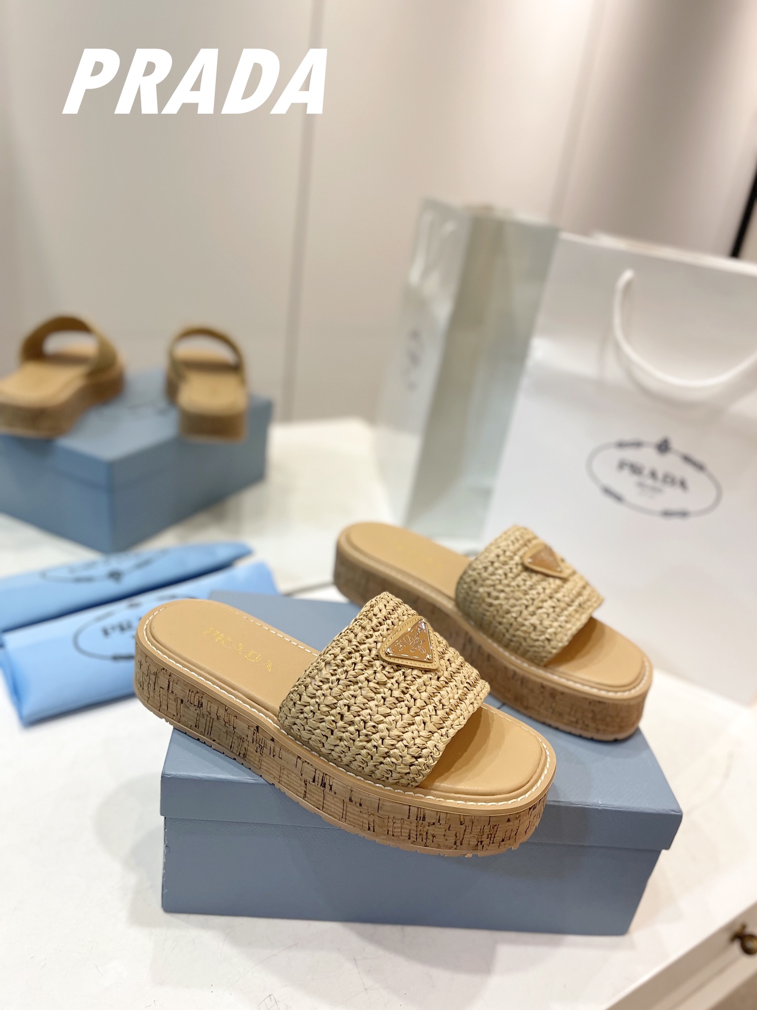 NO:165521,Prada's new woven straw sandals!  This year's popular straw weaving series, the essential slippers for lazy people are so beautiful on their feet. This purely hand-woven woven slippers are so cute. Entering the hot midsummer, I want to reveal my heart. The 