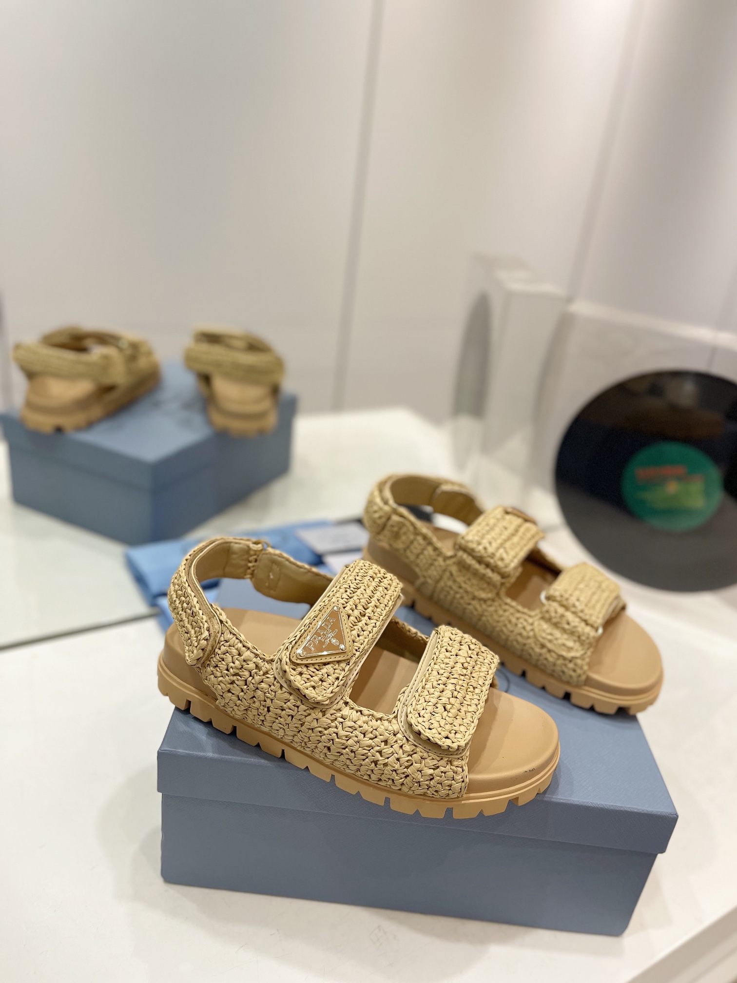 NO:165523,Prada's new woven straw sandals!  This year's popular straw weaving series, the essential slippers for lazy people are so beautiful on their feet. This purely hand-woven woven slippers are so cute. Entering the hot midsummer, I want to reveal my heart. The 