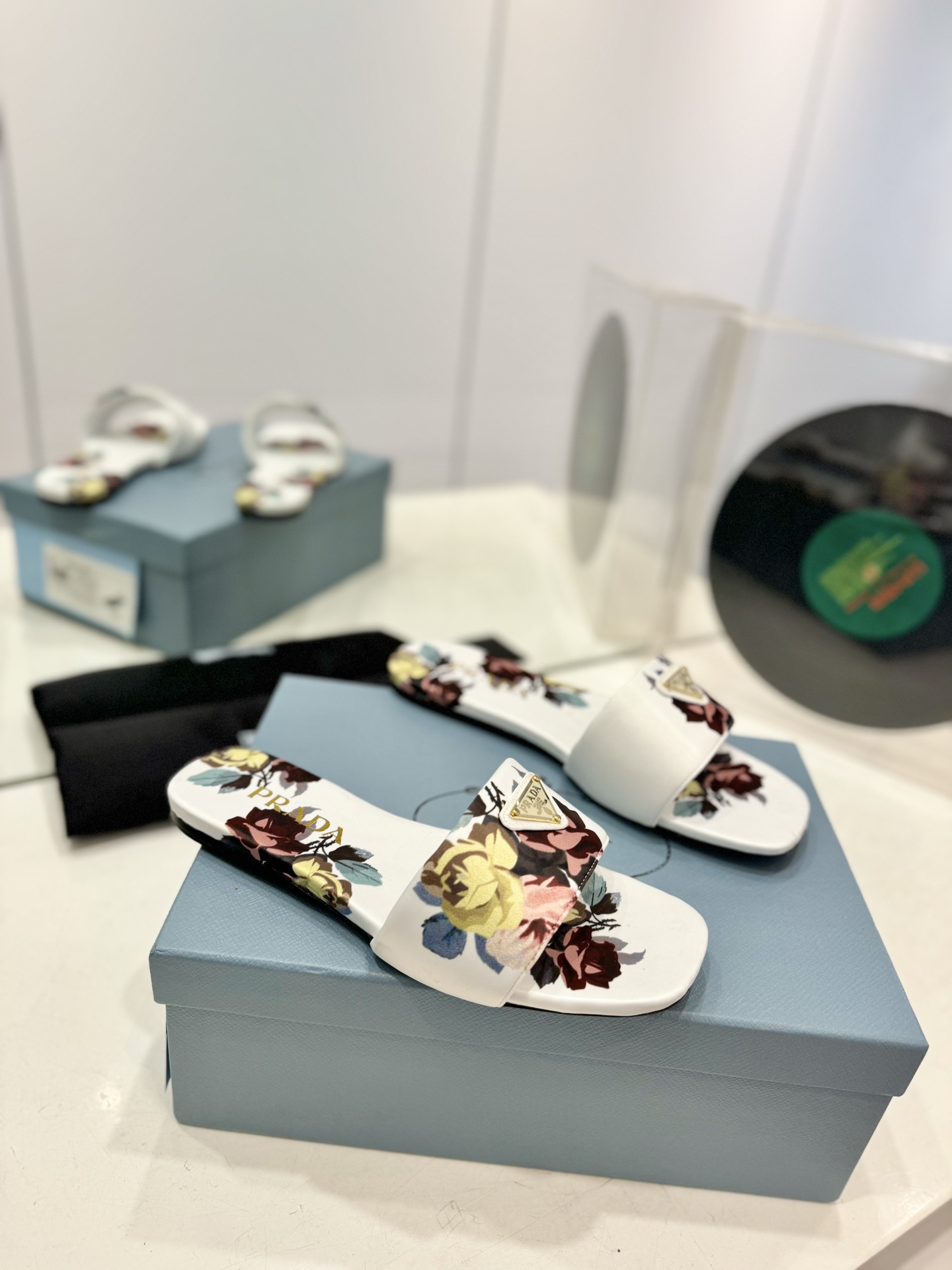 NO:168636,/Prada's latest popular triangle flat slippers cost-effective version uses top cowhide beads and imported high-end silk fabrics as materials. Fine and smooth. Private mold high-definition alloy triangle triangles. Paired with leather outsoles with extremely high commuting rate. A must-have for summer that does not require careful care. It is equipped with standard packaging. Upper cowhide beads and silk surface. Italian leather soles. Size 35-39 (40 customized for non-return and exchange), slippers, prada, slippers, cowhide, real silk, Leather soles.19860909/普拉达最新爆款三角标平拖鞋 性价比版本 采用顶级牛皮开边珠、进口高档真丝面料做材料 细嫩柔滑 私模高清合金三角标 配上通勤率极高的真皮大底 一款不需要小心呵护的夏日必备单,配标准包装 鞋面牛皮开边珠、丝面 大底意大利真皮底 码数35-39（40定做不退换）,拖鞋,prada,slippers,cowhide,real silk,Leather soles,Women's Shoes