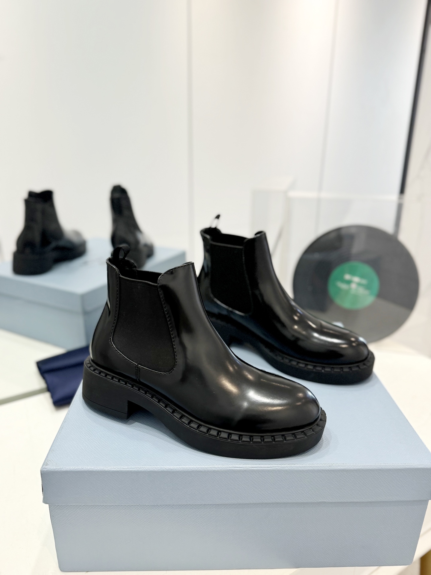 NO:483779,'The Top Version of Prada' launches the Prada short boot series. Dreaming of the City of Never Sleeping has to be used on important occasions. It is a fresh and fresh style with a bit of expensive feeling. It is perfectly worn with this shoe. It is elegant, generous, crystal clear, and various accessories materials are exclusively customized, making the original distance zero. The entire series is exciting and combines elements with extraordinary elements. Different materials have a strong artistic temperament, allowing you to appreciate the girl's ever-changing style. The upper is imported with beaded cowhide, the inner imported water dyed cowhide inner. The original Italian TPU sole. The size is 35-40 (41 can be customized, not returned or replaced), boots, prada, boots, cowhide19860909《顶级版普拉达》重磅推出普拉达短靴系列 梦造不夜城能在要重场合上得用了上,清小新风带点气贵的感觉,上脚非常完美穿搭配上此鞋,优雅大方晶莹透剔,各种配件材质,都是独家一比一定制,做到原版离距零,整个系列都令人兴奋意和外的元素合结,不同的材质,极具有浓艺的艺术气质,让你略领女孩的百变风格. 鞋面进口开边珠牛皮, 内里进口水染牛皮内里 大底意大利原版TPU大底 码数35-40（41可订做,不退不换）,靴子,prada,boots,cowhide,Women's Shoes