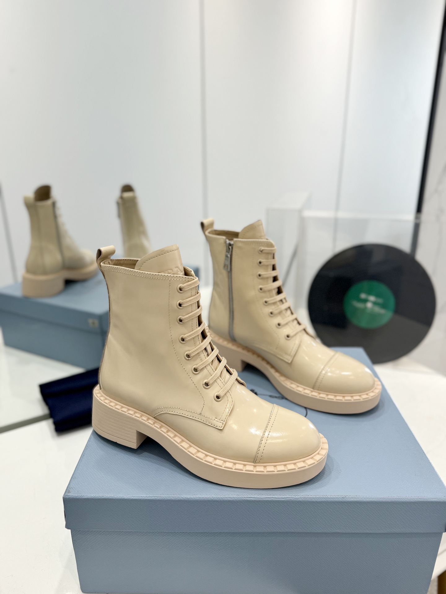 NO:483764,'The Top Version of Prada' launches the Prada short boot series. Dreaming of the City of Never Sleeping has to be used on important occasions. It is a fresh and fresh style with a bit of expensive feeling. It is perfectly worn with this shoe. It is elegant, generous, crystal clear, and various accessories are made of exclusive one-size-fitting, making the original distance zero. The whole series is exciting and combined with the elements. Different materials have a strong artistic temperament, allowing you to appreciate the girl's ever-changing style. Fabric imported edge beads + original denim imported cowhide, large sole original TPU rubber sole, digital 35-41 (40.41 custom made without return or replacement), boots, prada, boots, cowhide19860909《顶级版普拉达》重磅推出普拉达短靴系列 梦造不夜城能在要重场合上得用了上,清小新风带点气贵的感觉,上脚非常完美穿搭配上此鞋,优雅大方晶莹透剔,各种配件材质,都是独家一比一定制,做到原版离距零,整个系列都令人兴奋意和外的元素合结,不同的材质,极具有浓艺的艺术气质,让你略领女孩的百变风格. 面料进口开边珠+原版牛仔布 里内进口牛皮 大底原版TPU橡胶底 数码35-41（40.41定做不退不换）,靴子,prada,boots,cowhide,Women's Shoes