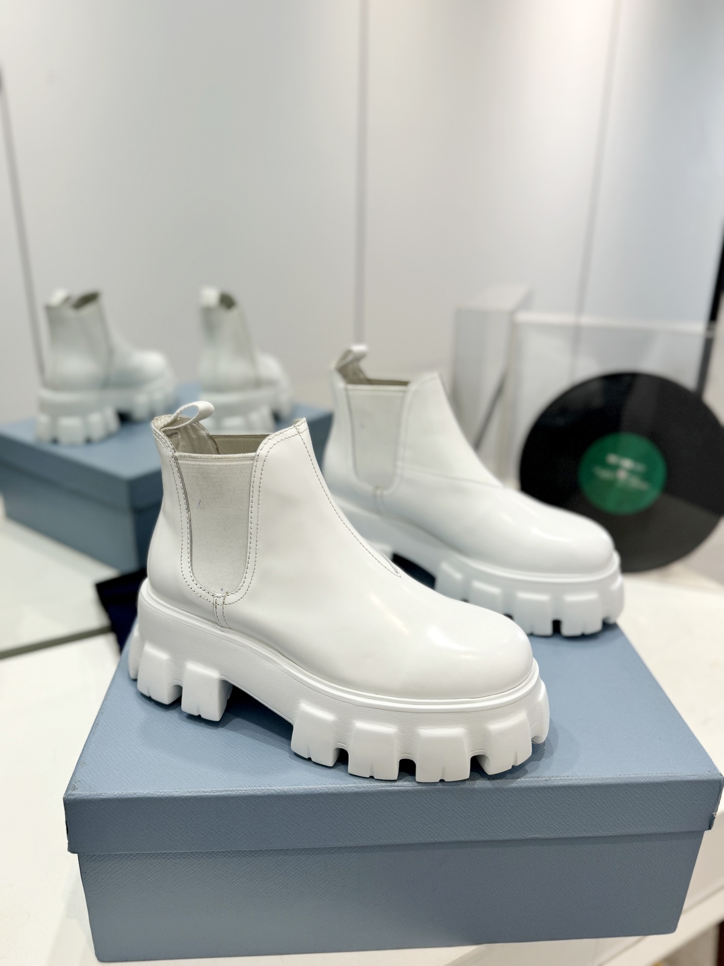 NO:483694,'Top Version' is undoubtedly a hit in autumn and winter!  It’s good to see the explosion of PRA’s many internet celebrities working, working casually and without mistakes, independent style and impeccable details everywhere. There is no bragging, supporting counter inspection comparison 1:1. Private mold sole, the sole is matte A-grade rubber, and the inner middle is hollowed out and injected foam material, so the shoes look quite weighty, but they are very light in your hand!  Different from the pure rubber soles on the market!  The pure rubber soles on the market save processes than the original soles and weigh one-third more than the original soles!  Fabric: imported beaded calf. Original custom cowhide inside the footrest. Size 35-39 (40, 41 custom made without return), boots, prada, boots, cowhide19860909《顶级版本》 秋冬大爆款无疑！好看到爆炸PRA众多网红上脚,工作 休闲两不失误,独立风格各处无可挑剔的细节做工.没有吹牛的说,支持专柜验货对比1:1.私家模具大底,鞋底是哑光A级橡胶,内里中间挖空注射发泡材质,所以鞋子看着挺有分量,但拿在手里特别轻巧！不同于市面上纯橡胶的鞋底！市面上的纯橡胶鞋底比原版底省了工序,重量也比原版鞋底重三分之一！ 面料:进口开边珠小牛. 垫脚内里原版定制牛皮. 码数size35-39（40、41订做不退换）,靴子,prada,boots,cowhide,Women's Shoes