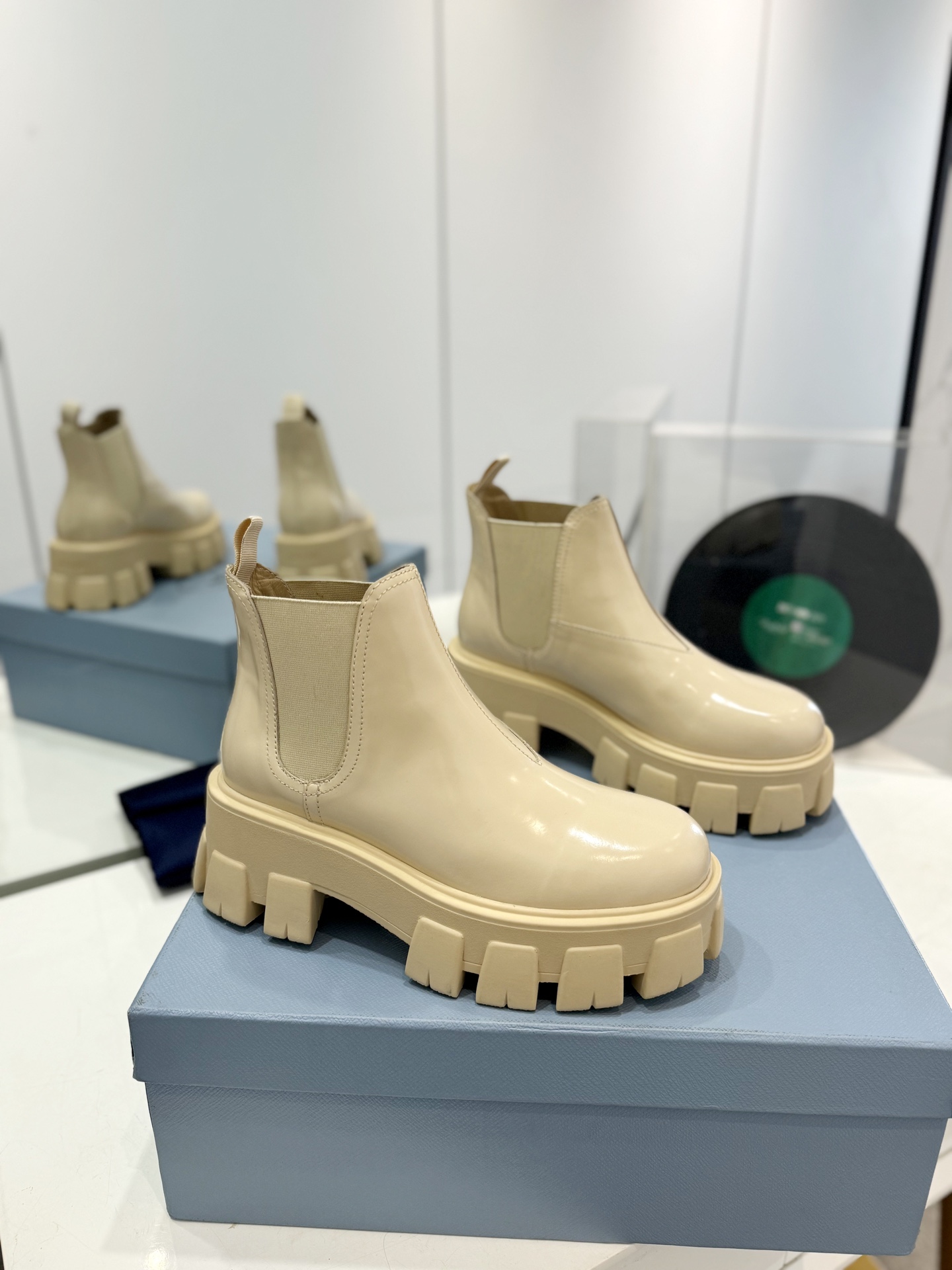 NO:483709,'Top Version' is undoubtedly a hit in autumn and winter!  It’s good to see the explosion of PRA’s many internet celebrities working, working casually and without mistakes, independent style and impeccable details everywhere. There is no bragging, supporting counter inspection comparison 1:1. Private mold sole, the sole is matte A-grade rubber, and the inner middle is hollowed out and injected foam material, so the shoes look quite weighty, but they are very light in your hand!  Different from the pure rubber soles on the market!  The pure rubber soles on the market save processes than the original soles and weigh one-third more than the original soles!  Fabric: imported beaded calf. Original custom cowhide inside the footrest. Size 35-39 (40, 41 custom made without return), boots, prada, boots, cowhide19860909《顶级版本》 秋冬大爆款无疑！好看到爆炸PRA众多网红上脚,工作 休闲两不失误,独立风格各处无可挑剔的细节做工.没有吹牛的说,支持专柜验货对比1:1.私家模具大底,鞋底是哑光A级橡胶,内里中间挖空注射发泡材质,所以鞋子看着挺有分量,但拿在手里特别轻巧！不同于市面上纯橡胶的鞋底！市面上的纯橡胶鞋底比原版底省了工序,重量也比原版鞋底重三分之一！ 面料:进口开边珠小牛. 垫脚内里原版定制牛皮. 码数size35-39（40、41订做不退换）,靴子,prada,boots,cowhide,Women's Shoes