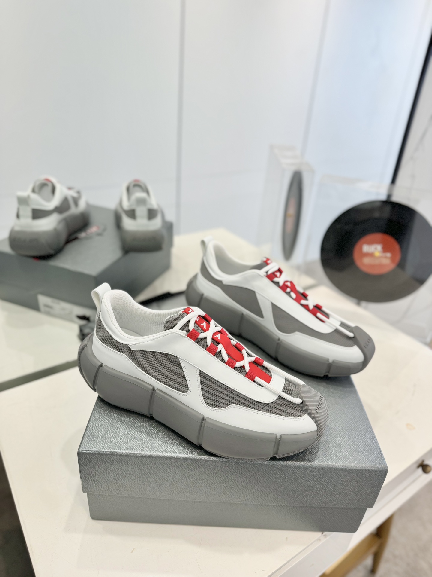 NO:749348,'Prada men's new thick-soled spliced sneakers' This thick sneaker is made of grained calfskin spliced fabric mesh upper, with a thickened rubber foam midsole spliced and fine-grained rubber soles wrapped on the front and rear, decorated with three-dimensional brand letter logo, personalized lace design, novel and unique, fashionable and durable, unique. Fabric lining and cowhide foot pads, the upper foot is fashionable and generous, comfortable and breathable, synchronized with the official website, 1 high-quality shipment  Original fly-woven cowhide + cowhide lining, outsole, ultra-light TPU foam rubber; two-color molded bottom, size 38-45 (customized to 45, non-returnable), casual shoes/sports shoes, prada, sneakers, cowhide19860909《普拉达男士新款厚底拼接运动鞋》 这款厚度运动鞋采用粒面小牛皮拼接织物网眼鞋面制成,搭配加厚橡胶发泡中底拼接前后包裹的细纹橡胶鞋底,饰有品牌字母立体标识,个性系带设计,款式新颖别致,时尚耐看,别具一格.织物内里及牛皮垫脚加持,上脚时尚大方,舒适透气, 官网同步,1高品质出货 原版飞织牛皮+牛皮内里 大底超轻TPU发泡·橡胶; 双色成型底 码数38-45（45定做不退换）,休闲鞋/运动鞋,prada,sneakers,cowhide,Women's Shoes