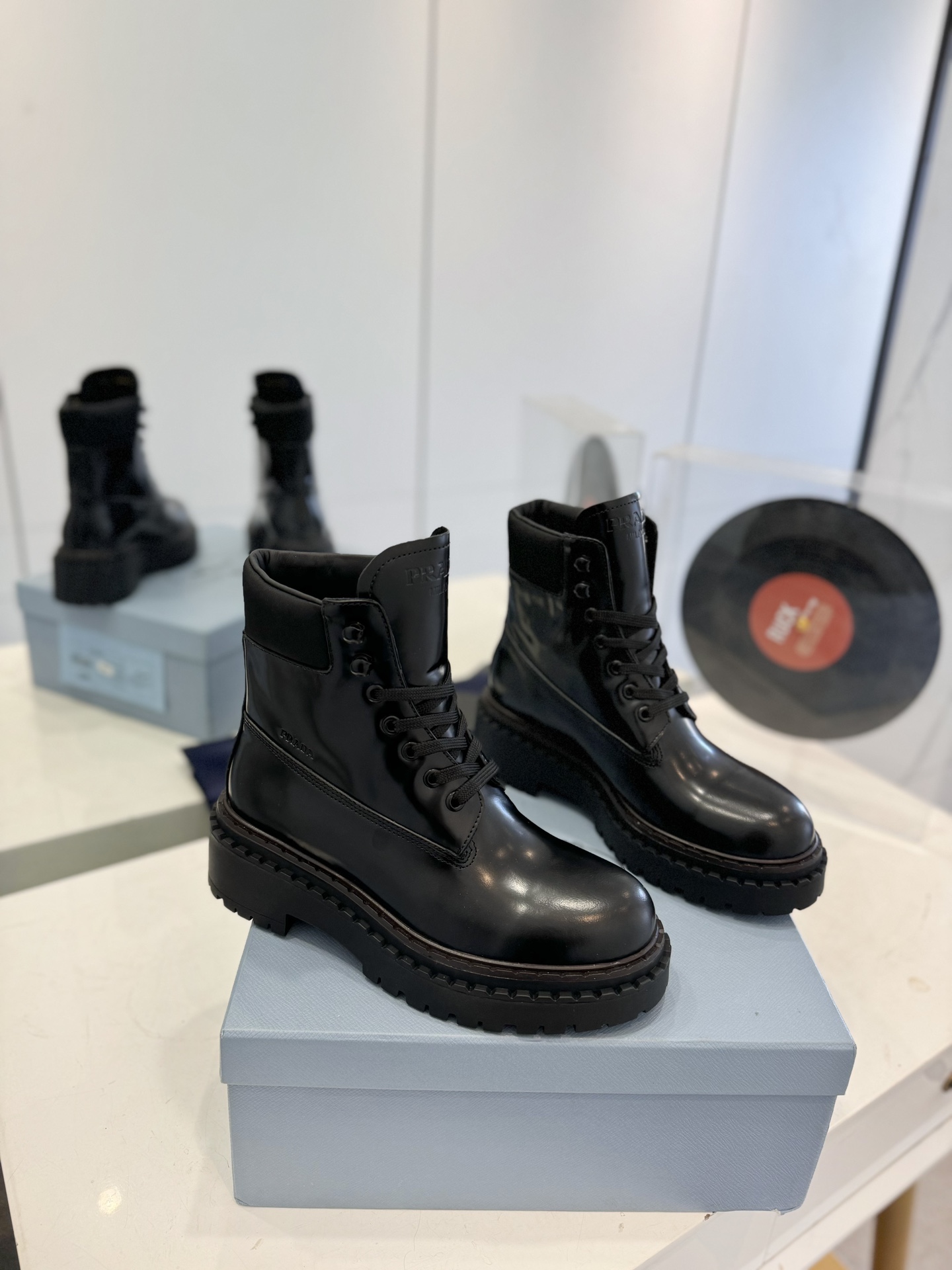 NO:483751,'Prada Martin Boots' Thick-soled retro Martin boots fabric imported waxed calfskin has a unique flavor, and everyone loves it and can easily control it!  !  It will explode every year. There is also a versatile and classic shoe last that can conquer you. Wear it, increase height and relax without making mistakes, and the feet are simple and handsome. The fabric is imported waxed calfskin. The inner foot pads are soft and delicate, and the feet feel comfortable. TPU rubber mold is anti-slip and lightweight. The sole height is 5CM. The size is 35-41 (40.41. Customized), boots, prada, boots, cowhide19860909《普拉达马丁靴》 厚底复古马丁靴面料进口打蜡小牛皮独到味道,人人都爱也轻松驾驭！！每年都会爆.还有就是百搭经典的鞋楦,足以征服你,穿上它,增高休闲两不失误,上脚简单帅气 面料进口打蜡小牛皮 内里垫脚透染牛皮柔软细腻,脚感舒适, TPU橡胶模具防滑轻便大底 大底高度5CM 码数35-41（40.41.订制）,靴子,prada,boots,cowhide,Women's Shoes