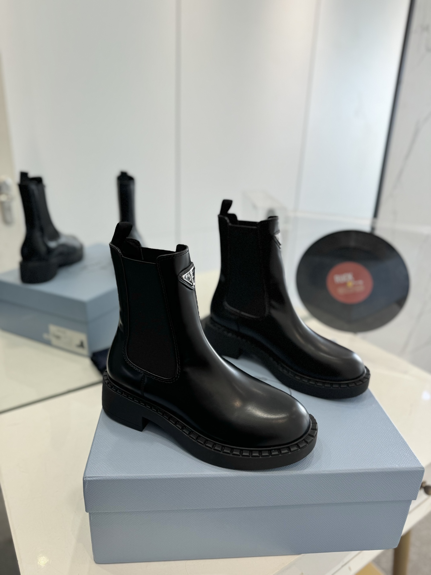 NO:483686,'The Top Version of Prada' launches the Prada short boot series. Dreaming of the City of Never Sleeping has to be used on important occasions. It is a fresh and fresh style with a bit of expensive feeling. It is perfectly worn with this shoe. It is elegant, generous, crystal clear, and various accessories are made of exclusive one-size-fitting, making the original distance zero. The whole series is exciting and combined with the elements. Different materials have a strong artistic temperament, allowing you to appreciate the girl's ever-changing style. Fabric imported edge beads + original denim imported cowhide, large sole original TPU rubber sole, digital 35-41 (40.41 custom made without return or replacement), boots, prada, boots, cowhide19860909《顶级版普拉达》重磅推出普拉达短靴系列 梦造不夜城能在要重场合上得用了上,清小新风带点气贵的感觉,上脚非常完美穿搭配上此鞋,优雅大方晶莹透剔,各种配件材质,都是独家一比一定制,做到原版离距零,整个系列都令人兴奋意和外的元素合结,不同的材质,极具有浓艺的艺术气质,让你略领女孩的百变风格. 面料进口开边珠+原版牛仔布 里内进口牛皮 大底原版TPU橡胶底 数码35-41（40.41定做不退不换）,靴子,prada,boots,cowhide,Women's Shoes