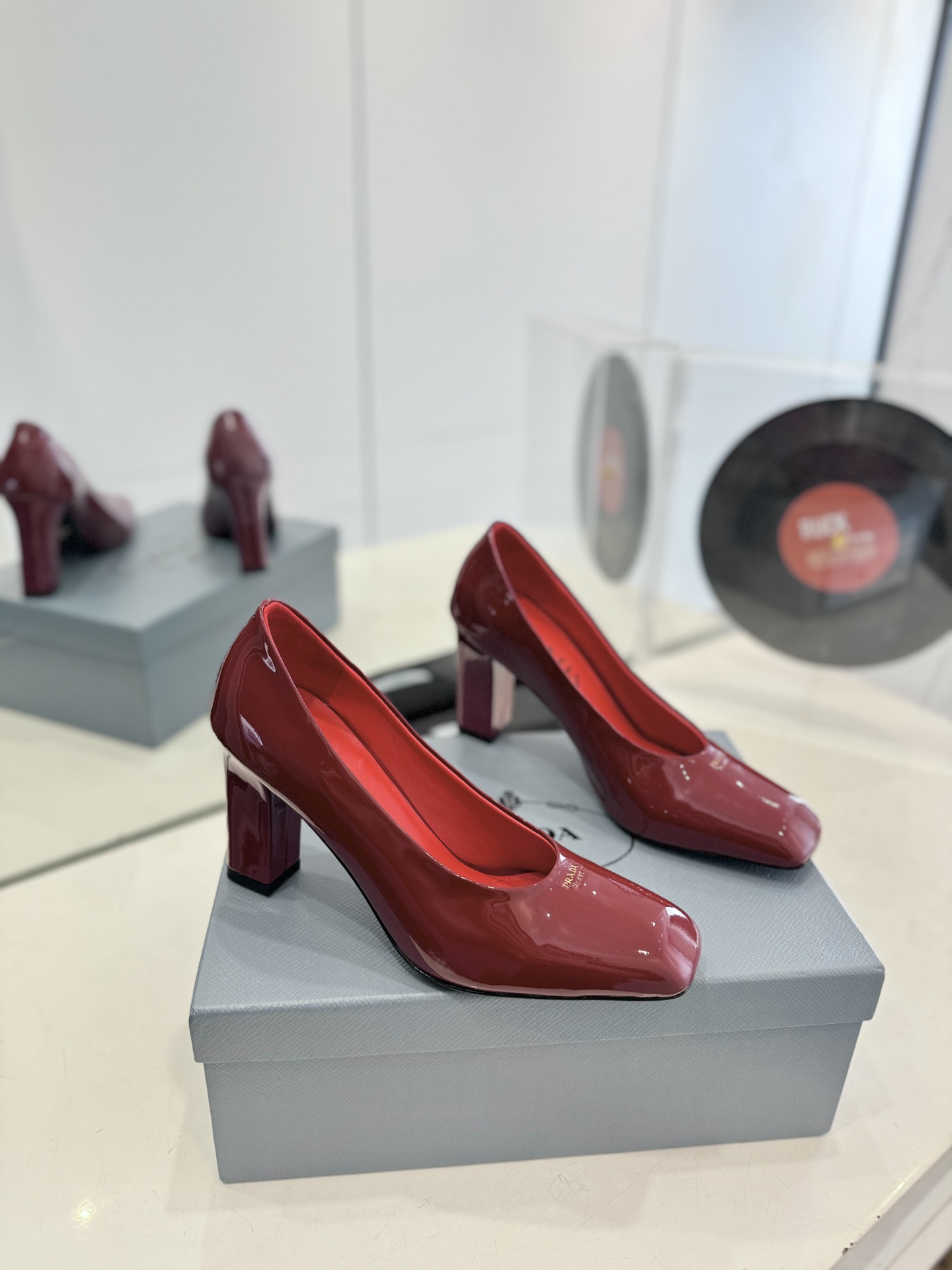 NO:166834,Prada's latest short square-toe high-heeled square-heeled sandals rear short-sole shoes. The original version was purchased 1:1, with perfect details, comfortable and comfortable to match with beautiful spring and summer clothing, exquisite and delicate. The upper is imported beef patent leather, the inner foot pad is imported sheepskin, Italian injection molded leather outsole. Heel height is 5.5cm, 8.3cm. Size s35-40 (41 can be customized, no return or exchange), high heels, prada, sandals, high heels, sheepskin, Leather soles19860909普拉达 最新后空方头高跟方跟粗跟凉鞋后空单鞋. 原版购入1:1开发,细节完美,上脚舒适可任意配搭春夏的美饰服丽,精耐致看 鞋面采用进口牛漆皮, 内里垫脚为进口羊皮,意大利注塑真皮大底. 跟高5.5cm、 8.3cm. 码数s35-40（41可定做,不退换）,高跟鞋,prada,sandals,high heels,sheepskin,Leather soles,Women's Shoes