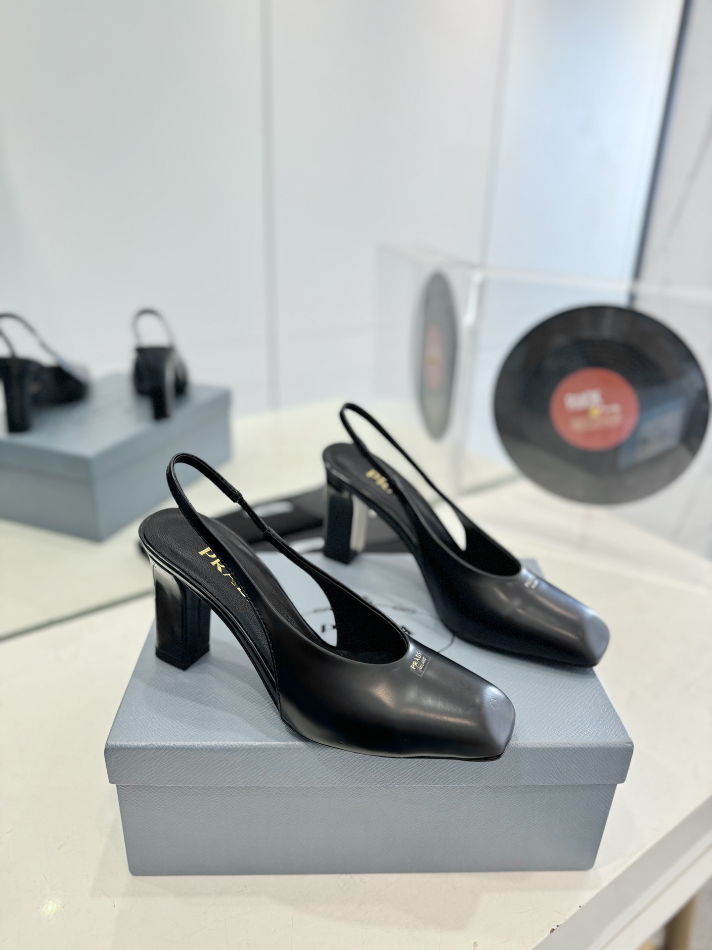 NO:166836,Prada's latest short square-toe high-heeled square-heeled sandals rear short-sole shoes. The original version was purchased 1:1, with perfect details, comfortable and comfortable to match with beautiful spring and summer clothing, exquisite and delicate. The upper is imported beef patent leather, and the inner foot pad is imported sheepskin Italian injection molded leather outsole. Heel height is 5.5cm, 8.3cm. Size s35-41 (41 can be customized, no return or exchange), high heels, prada, sandals, high heels, sheepskin, Leather soles19860909普拉达 最新后空方头高跟方跟粗跟凉鞋后空单鞋. 原版购入1:1开发,细节完美,上脚舒适可任意配搭春夏的美饰服丽,精耐致看 鞋面采用进口牛漆皮, 内里垫脚为进口羊皮 意大利注塑真皮大底. 跟高5.5cm、 8.3cm. 码数s35-41（41可定做,不退换）,高跟鞋,prada,sandals,high heels,sheepskin,Leather soles,Women's Shoes