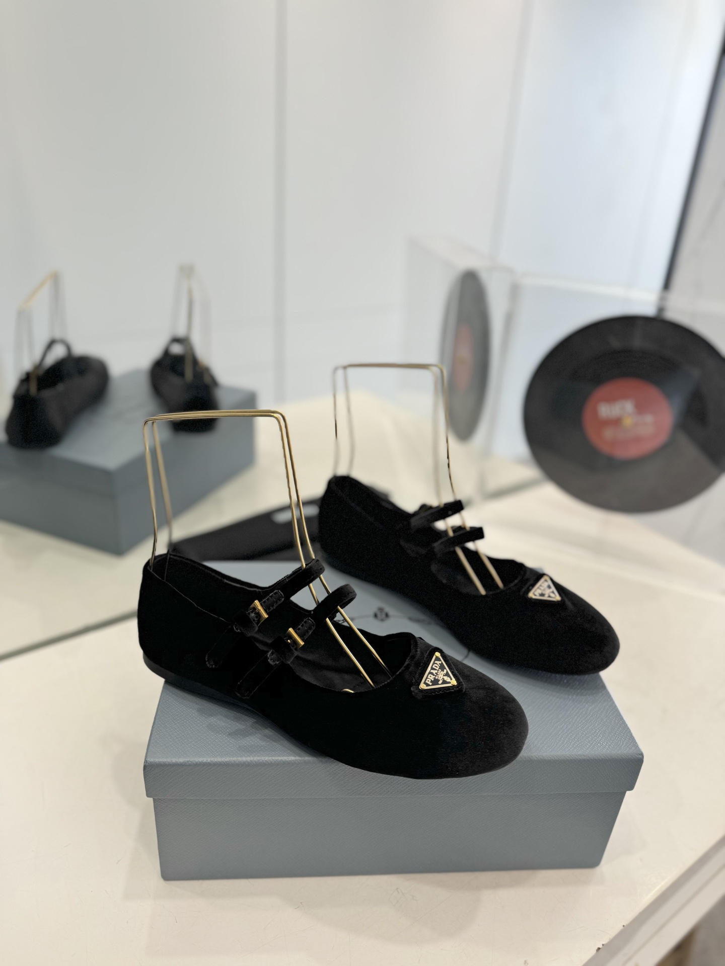 NO:169738,PRADA Mary Zhen single shoes. The triangle logo of the ballet shoes has the same tactile concave and convex feel as the original version. Major Internet celebrities Qiao Xin and Cheng Xiao, the same round-toe triangle-button Mary Zhen single shoes)!  Fashionable and versatile nice items, all kinds of beauties have stood firm, and the exclusive new one is available!  Sisters who like to wear high heels but are afraid of being tired will come over. The flat bottom will definitely make your feet light, and you will not be tired at all, and your feet will be steadily and relaxed!  Fabric velvet, inner sheepskin, large sole PU, 35-40 (41 custom made without return), Mary Jane, prada, mary jane, high heels, sheepskin19860909PRADA 玛丽珍单鞋 芭蕾舞鞋三角标触感凹凸感和原版一致 各大网红明星乔欣,程潇,同款圆头三角扣玛丽珍单鞋）！ 时髦百搭nice单品,各路美女站稳了,独家上新啦！喜欢穿高跟鞋又怕累的姐姐们看过来,平底绝对让脚步轻盈,百分百不累脚,上脚稳稳的轻松！ 面料 天鹅绒、 内里羊皮里 大底PU 码数35一40（41定做不退换）,玛丽珍,prada,mary jane,high heels,sheepskin,Women's Shoes