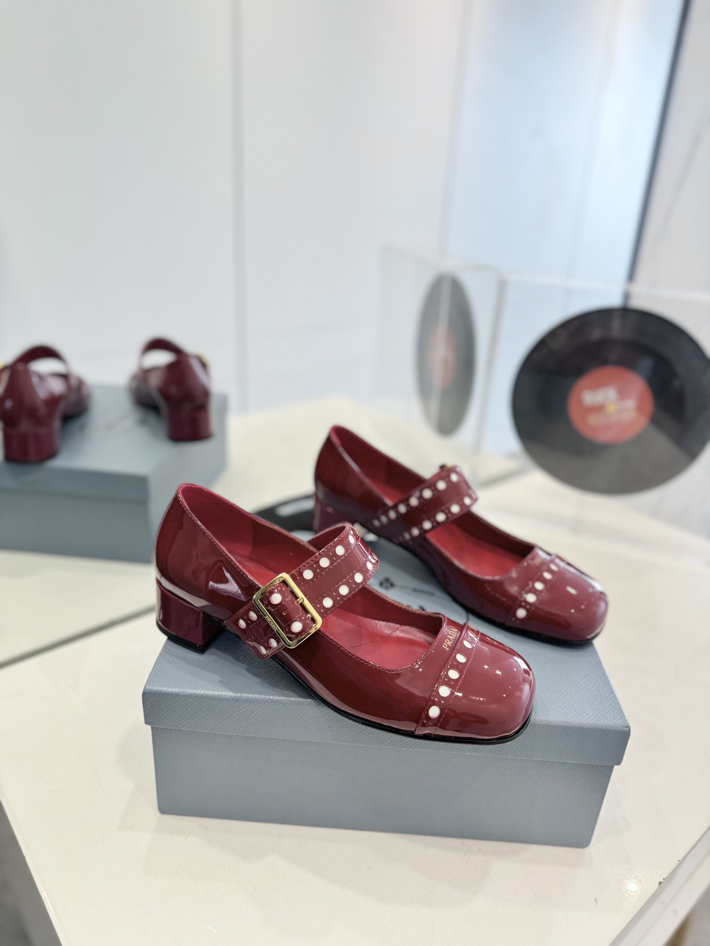 NO:171482,Mary Zhen punching, new thick-heeled Mary Zhen shoes, well-behaved and age-reducing, the punching design shows retro and exquisiteness, the original mold opening hardware texture is undeniable, the foot feels comfortable, the classic and versatile model, the appearance and comfort level are all made me feel very satisfied!  It is full of girlishness, retro, playful and yet elegant. The key is that it is very easy to wear, salty and sweet doll head design. The upper is imported beef patent leather, inner foot pad sheepskin, outsole Italian injection molded genuine leather sole, heel height 3.5cm. Size 35-41 (41 can be customized, no return or exchange), Mary Jane, mary jane, sheepskin19860909玛丽珍冲孔 新款粗跟玛丽珍鞋 乖巧减龄 冲孔设计尽显复古精致 原版开模五金质感没得说 脚感舒适 经典百搭款,颜值和舒适度这块都把我吃的死死的！ 透着满满的少女感 复古俏皮又不失大气得体 关键它巨好穿哦,可盐可甜的娃娃头设计 鞋面采用进口牛漆皮, 内里垫脚羊皮, 大底意大利注塑真皮底 跟高3.5cm. 码数35-41（41可定做,不退换）,玛丽珍,mary jane,sheepskin,Women's Shoes