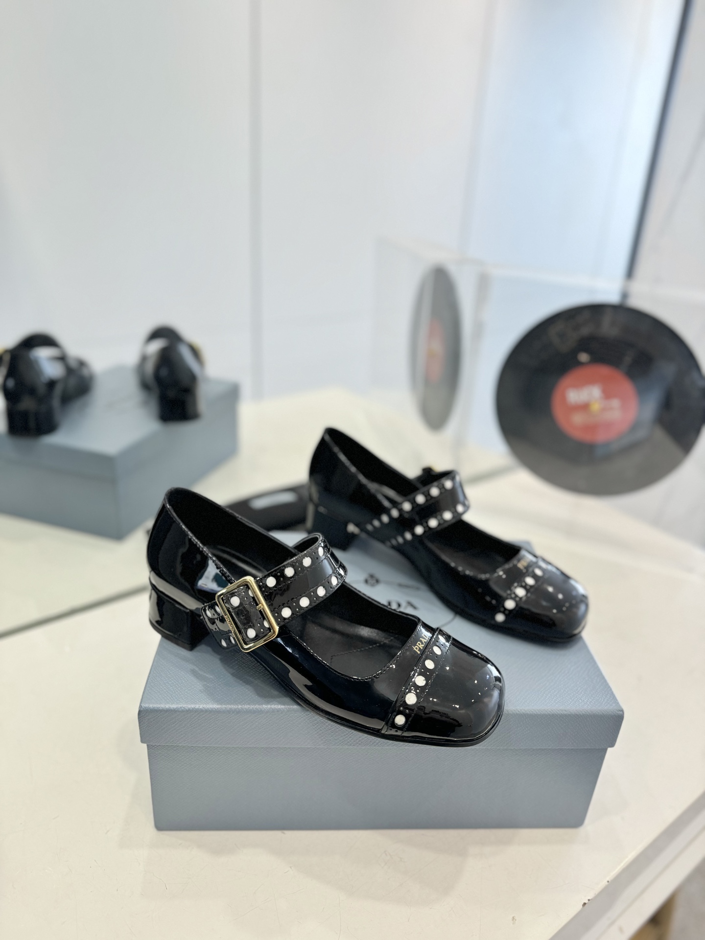 NO:171488,Mary Zhen punching, new thick-heeled Mary Zhen shoes, well-behaved and age-reducing, the punching design shows retro and exquisiteness, the original mold opening hardware texture is undeniable, the foot feels comfortable, the classic and versatile model, the appearance and comfort level are all made me feel very satisfied!  It is full of girlishness, retro, playful and yet elegant. The key is that it is very easy to wear, salty and sweet doll head design. The upper is imported beef patent leather, inner foot pad sheepskin, outsole Italian injection molded genuine leather sole, heel height 3.5cm. Size 35-41 (41 can be customized, no return or exchange), Mary Jane, mary jane, sheepskin19860909玛丽珍冲孔 新款粗跟玛丽珍鞋 乖巧减龄 冲孔设计尽显复古精致 原版开模五金质感没得说 脚感舒适 经典百搭款,颜值和舒适度这块都把我吃的死死的！ 透着满满的少女感 复古俏皮又不失大气得体 关键它巨好穿哦,可盐可甜的娃娃头设计 鞋面采用进口牛漆皮, 内里垫脚羊皮, 大底意大利注塑真皮底 跟高3.5cm. 码数35-41（41可定做,不退换）,玛丽珍,mary jane,sheepskin,Women's Shoes