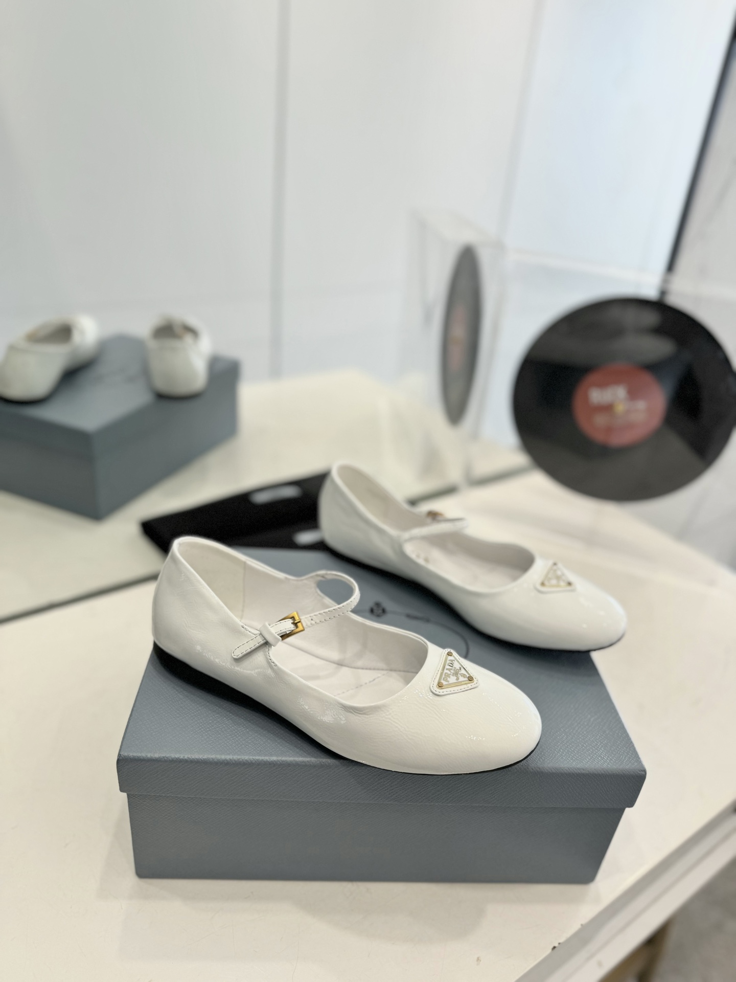 NO:171470,PRADA Mary Zhen single shoes. The triangle logo of the ballet shoes has the same tactile concave and convex feel as the original version. Major Internet celebrities Qiao Xin and Cheng Xiao, the same round-toe triangle-button Mary Zhen single shoes)!  Fashionable and versatile nice items, all kinds of beauties have stood firm, and the exclusive new one is available!  Sisters who like to wear high heels but are afraid of being tired will come over. The flat bottom will definitely make your feet light, and you will not be tired at all, and your feet will be steadily and relaxed!  Fabric Patent leather, sheepskin, silk fabric inner sheepskin, outsole pu size 35 to 40 (41 custom made without return or exchange), ballet shoes, prada, mary jane, high heels, sheepskin, real silk19860909PRADA 玛丽珍单鞋 芭蕾舞鞋三角标触感凹凸感和原版一致 各大网红明星乔欣,程潇,同款圆头三角扣玛丽珍单鞋）！ 时髦百搭nice单品,各路美女站稳了,独家上新啦！喜欢穿高跟鞋又怕累的姐姐们看过来,平底绝对让脚步轻盈,百分百不累脚,上脚稳稳的轻松！ 面料 漆皮,羊皮 、真丝面料 内里羊皮里 大底pu 码数35一40（41定做不退换）,芭蕾舞鞋,prada,mary jane,high heels,sheepskin,real silk,Women's Shoes