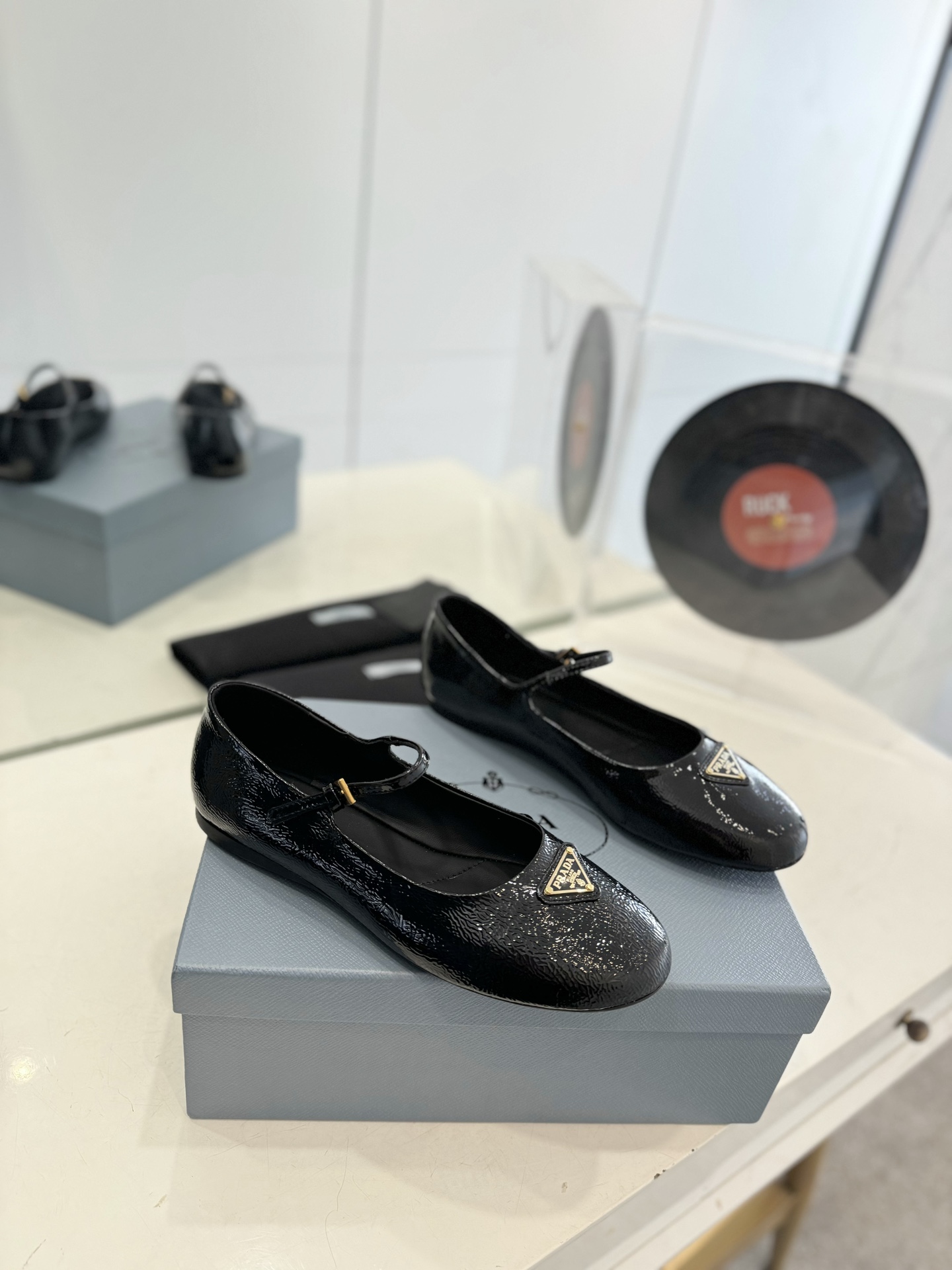 NO:171476,PRADA Mary Zhen single shoes. The triangle logo of the ballet shoes has the same tactile concave and convex feel as the original version. Major Internet celebrities Qiao Xin and Cheng Xiao, the same round-toe triangle-button Mary Zhen single shoes)!  Fashionable and versatile nice items, all kinds of beauties have stood firm, and the exclusive new one is available!  Sisters who like to wear high heels but are afraid of being tired will come over. The flat bottom will definitely make your feet light, and you will not be tired at all, and your feet will be steadily and relaxed!  Fabric wrinkled patent leather inner sheepskin outsole pu size 35 to 40 (41 custom made without return), ballet shoes, prada, mary jane, high heels, sheepskin19860909PRADA 玛丽珍单鞋 芭蕾舞鞋三角标触感凹凸感和原版一致 各大网红明星乔欣,程潇,同款圆头三角扣玛丽珍单鞋）！ 时髦百搭nice单品,各路美女站稳了,独家上新啦！喜欢穿高跟鞋又怕累的姐姐们看过来,平底绝对让脚步轻盈,百分百不累脚,上脚稳稳的轻松！ 面料 皱漆皮 内里羊皮里 大底pu 码数35一40（41定做不退换）,芭蕾舞鞋,prada,mary jane,high heels,sheepskin,Women's Shoes