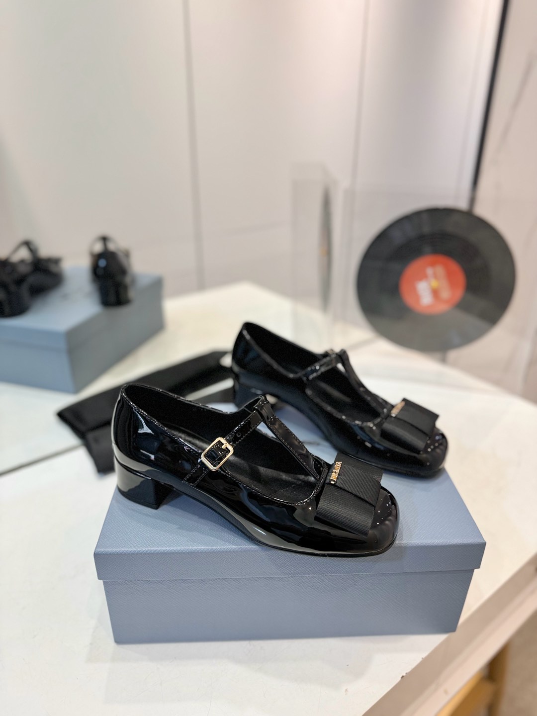 NO:171461,New thick heels women's shoes with round toe bows, Mary Jane, this velvet textured high heels combine elegant temperament with modern and exquisiteness, and the exquisite bows add romantic style. The upper is decorated with grosgrain bow and metal buckle. Metal letter logo is decorated with metal letter logo. Velvet textured upper velvet. Inner imported sheepskin. Outsole injection molded leather outsole. Heel height 4.5CM. Size 35-41 (41 positive sizes are not returned or replaced). Single shoes, mary jane, high heels, sheepskin, Leather soles19860909新款粗跟单鞋女鞋圆头蝴蝶结玛丽珍 这款丝绒质感高跟鞋将典雅气质与摩登精致融为一体,精美的蝴蝶结增添浪漫风情. 鞋面饰以罗缎蝴蝶结和金属搭扣 金属字母徽标 饰有金属字母徽标 丝绒质感包覆 鞋面丝绒 内里进口羊皮 大底注塑真皮大底 跟高4.5CM 码数35-41（41正码不退不换）,单鞋,mary jane,high heels,sheepskin,Leather soles,Women's Shoes