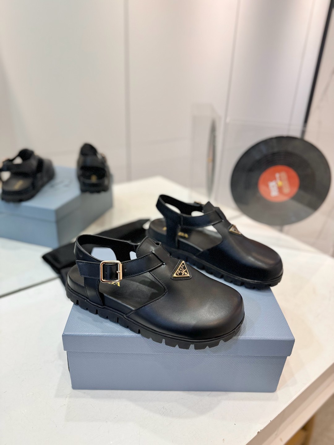 NO:165579,PRADA Prada T-line Sandals This year's Prada design is simply too beautiful and full of futuristic feeling. It has a high-end and atmospheric appearance and is quite amazing on the feet. The latest series is easier to wear than the previous ones, and it is full of comfort. It is full of high-end and fashionable!  Original metal buckle, upper sheep tiles/cowhide, inner breathable sheepskin, outsole, non-slip, size 35-42 (41.42 size custom made without return), sandals, prada, prada, sandals, cowhide, sheepskin, sheep19860909PRADA普拉达丁字凉鞋 今年prada的设计简直不要太好看,未来感十足 高端大气的外观,上脚相当惊艳,最新系列比之前的更加好穿,舒适感满满. 高级时尚感爆棚！原版金属扣 鞋面羊猄/牛皮 内里透气羊皮 大底防滑像底 码数35—42码（41.42码定做不退换）,凉鞋,prada,prada,sandals,cowhide,sheepskin,sheep,Women's Shoes