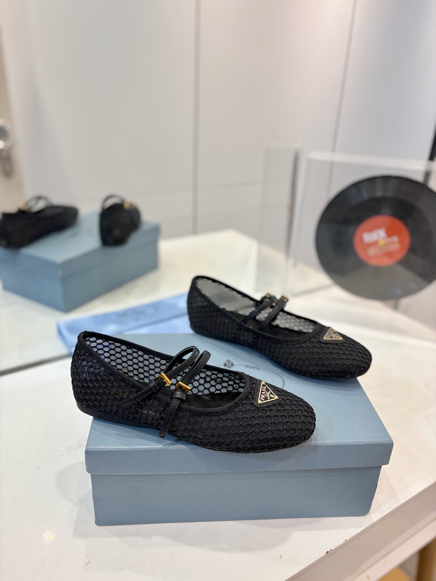 NO:165098,PRADA Mary Zhen single shoes. The triangle logo of the ballet shoes has the same tactile concave and convex feel as the original version. Major Internet celebrities Qiao Xin and Cheng Xiao, the same round-toe triangle-button Mary Zhen single shoes)!  Fashionable and versatile nice items, all kinds of beauties have stood firm, and the exclusive new one is available!  Sisters who like to wear high heels but are afraid of being tired will come over. The flat bottom will definitely make your feet light, and you will not be tired at all, and your feet will be steadily and relaxed!  Fabric mesh, outsole pu size 35-40 (41 custom made without return), ballet shoes, prada, mary jane, high heels19860909PRADA 玛丽珍单鞋 芭蕾舞鞋三角标触感凹凸感和原版一致 各大网红明星乔欣,程潇,同款圆头三角扣玛丽珍单鞋）！ 时髦百搭nice单品,各路美女站稳了,独家上新啦！喜欢穿高跟鞋又怕累的姐姐们看过来,平底绝对让脚步轻盈,百分百不累脚,上脚稳稳的轻松！ 面料 网面 大底pu 码数35一40（41定做不退换）,芭蕾舞鞋,prada,mary jane,high heels,Women's Shoes