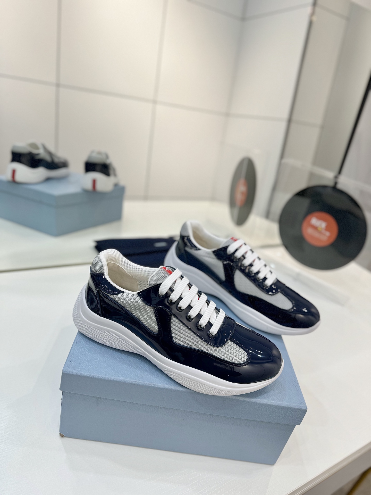 NO:708001,Male 10 'Prada Sneakers' This pair of Prada couple's lace-up sports shoes is really awesome!  Stylish design and comfortable feel, you simply can’t put it down!  Want to put on these shoes and walk sweetly with your significant other?  Then hurry up and get it. Lacquered calfskin upper, high mercerized canvas, tongue sewn with brand logo, lining feet; water-dyed cowhide outsole TPR. Rubber molded bottom. Size 35-47 (45.46.47 customized), casual shoes/sports shoes, prada, sneakers, cowhide19860909男10《普拉达运动鞋》 这双普拉达情侣款系带运动,真的是种草不止啊！时尚设计、舒适感受,简直让人爱不释手！想要和另一半穿上这双鞋一起甜蜜走起来吗？那就赶紧入手吧 鞋面漆面小牛皮·高丝光帆布布匹 鞋舌车缝品牌logo 内里垫脚; 水染牛皮 大底TPR.橡胶成型底 码数35-47（45.46.47订做）,休闲鞋/运动鞋,prada,sneakers,cowhide,Women's Shoes