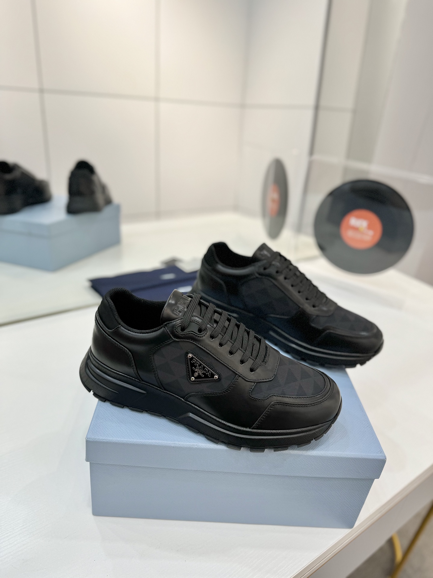 NO:707968,Men's 10 'Prada' sneakers combine elegant creative design with typical materials of the Prada series. The shoe body is made of innovative Re-Nylon regenerated nylon and glossy cow leather made from recycled ocean plastics. A triangular logo with a novel sports style embellishes the side, highlighting the brand's characteristics. The tread pattern thick sole gives the silhouette a mix-and-match charm. The original version is developed 1:1, the upper is made of imported calfskin stitched with breathable mesh, and the tongue Prada  Milano screen-printed logo, classic metal triangle enamel logo on the outside, mesh lining, cowhide for foot pads, non-slip sports exclusive rubber outsole with logo, size 35-46 (customized 45.46), casual shoes/sports shoes, prada, prada, sneakers, cowhide19860909男10《普拉达prada》运动鞋融优雅的创意设计以及Prada系列典型的材质于一身. 鞋身采用海洋塑料回收物所制的创新性Re-Nylon再生尼龙和亮面牛皮革打造.蕴含新颖运动格调的三角形徽标点缀侧面,彰显品牌特色.胎面花纹厚底赋予廓形混搭魅力.原版1比1开发, 鞋面采用进口小牛皮拼接透气网面, 鞋舌Prada Milano丝网印刷徽标 外侧饰经典金属三角珐琅徽标 内里网布,垫脚牛皮, 大底采用防滑运动专属带logo橡胶大底 码数35-46（订制45.46）,休闲鞋/运动鞋,prada,prada,sneakers,cowhide,Women's Shoes