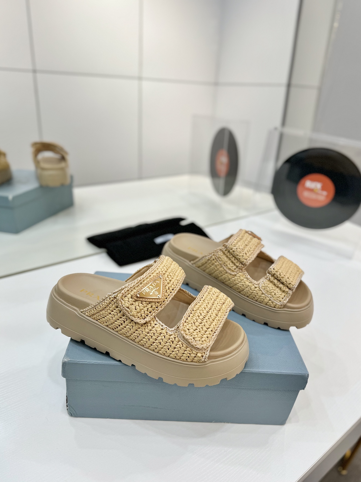 NO:407728,Prada's new woven straw sandals!  This year's popular straw weaving series, the essential slippers for lazy people are so beautiful on their feet. This purely hand-woven woven slippers are so cute. Entering the hot midsummer, I want to reveal my heart. The 'looming' straw weaving bags and straw weaving shoes are on the streets, full of summer style. Wear it and 'cool down' yourself from the mood!  With the arrival of summer, the hot weather makes people unable to wear shoes that cover the whole foot, but slippers and sandals are very suitable for occasions, so it is suitable for a pair of straw slippers. Retro is fashionable and casual, and you can go out as soon as you step on the feet. The breathable material and the coolness of straw weaving make the foot feel as if it has dropped a little, which is completely a lazy fashion accessory for summer. The original upper is purely hand-woven insole breathable sheepskin Inner: Custom imported sheepskin Outsole: Original mold-opening ultra-light sole Sole Thickness: 5.5cm Size: 35-42 (41.42 order), slippers, prada, sandals, slippers, espadrilles, sheepskin19860909普拉达新款编织鞋草编凉拖鞋！ 今年流行的草编系列,懒人必备拖鞋上脚是如此的好看了,这款纯手工编织的太爱了 编织拖鞋 进入炎热仲夏,更想袒露心迹,“若隐若现”的草编包、草编鞋火上街头,满载夏日风采.穿上它,从心情上给自己“降降温”！夏日的到来,闷热的天气让人总是穿不住包覆整个脚的包鞋,但拖鞋、凉鞋又非常挑场合,因此这时候正适合来一双草编拖鞋.复古带着时尚、又不失随性感,脚一踩就能出门,透气材质加上草编的凉感,脚感温度感觉仿佛降了一度,完全就是夏日的懒人时尚配件. 鞋面原版纯手工编织 鞋垫透气羊皮 内里:定制进口羊皮 大底:原版开模超轻大底 底厚:5.5cm 码数:35-42（41.42订）,拖鞋,prada,sandals,slippers,espadrilles,sheepskin,Women's Shoes