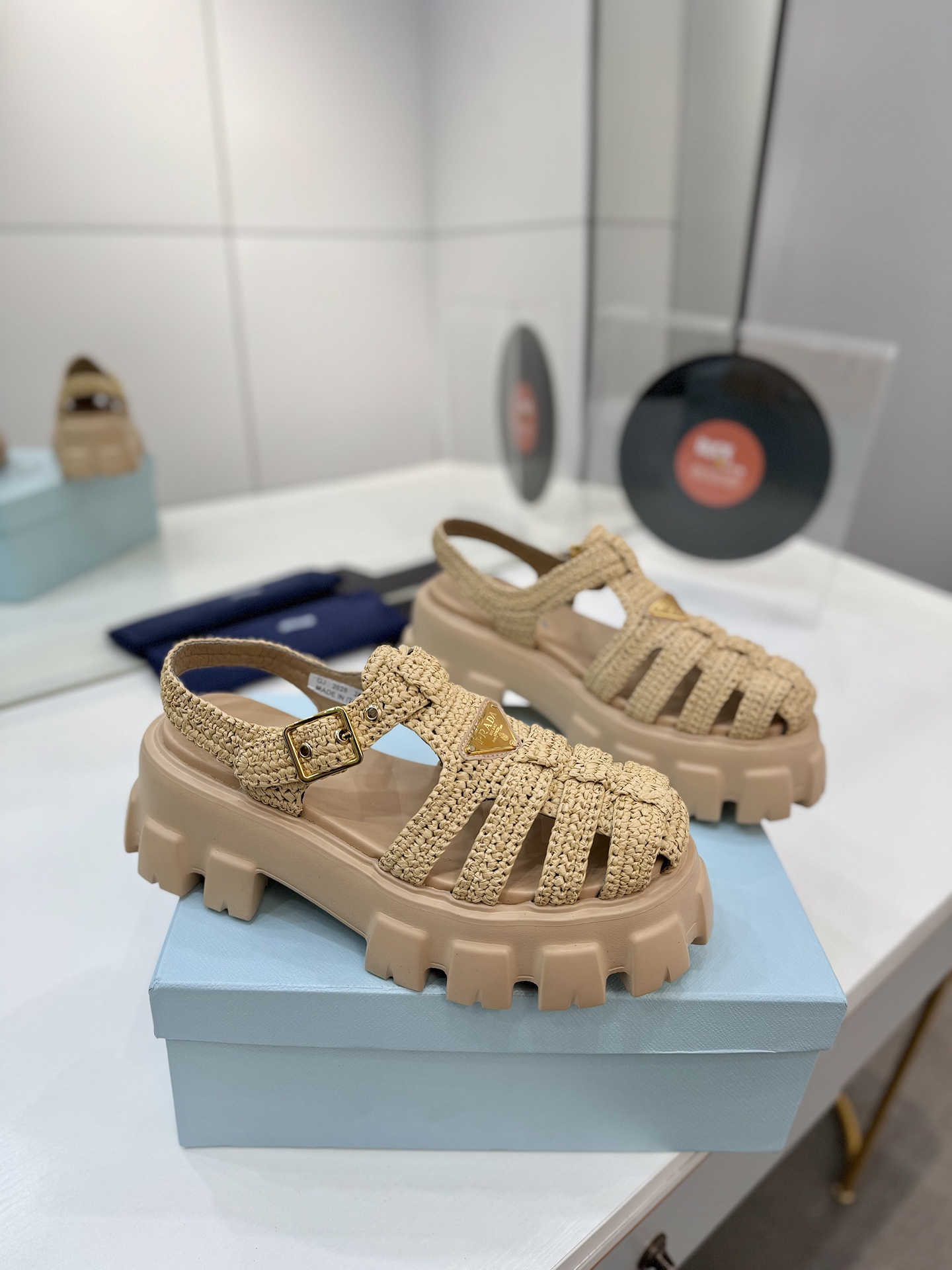 NO:259977,Prada woven thick-soled sandals Super hottest spring and summer serrated Roman woven super light thick-soled sandals!  Retro, fashionable and avant-garde wheel teeth make the whole pair of shoes light, comfortable and bright colors satisfy the choices of fashionable people in different styles! The iconic metal triangle logo is matched with the ancient beach sandals, and every element is on the trendy point!  Upper Original custom flying knives Inner Calfskin, outsole, non-slip serrated sole, heel height 5cm, size 35-42 (40.41.42, no return or replacement), sandals, prada, sandals, cowhide19860909普拉达编织厚底凉鞋 超火爆最新春夏锯齿罗马编织超轻厚底 凉鞋！ 复古时髦前卫的轮齿 让整双鞋轻便舒适鲜艳色彩满足不同风格时髦人士的多种选择!标志性金属三角标搭配古沙滩凉鞋造型,每一个 元素都踩在时髦点上！ 鞋面 原版定制飞织 内里 小牛皮 大底防滑锯齿大底 跟高 5cm 码数 35-42（40.41.42不退不换）,凉鞋,prada,sandals,cowhide,Women's Shoes