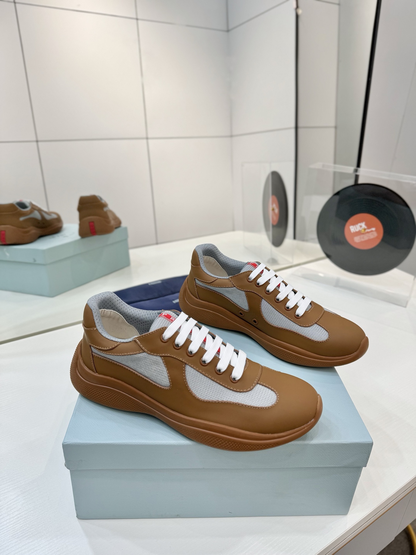 NO:707959,Male 10 'Prada Sneakers' This pair of Prada couple's lace-up sports shoes is really awesome!  Stylish design and comfortable feel, you simply can’t put it down!  Want to put on these shoes and walk sweetly with your significant other?  Then hurry up and get it. Upper calfskin, high mercerized canvas, tongue sewn with brand logo, lining feet; water-dyed cowhide outsole TPR. Rubber molded bottom. Size 35-47 (customized at 45.46.47), casual shoes/sports shoes, prada, sneakers, cowhide19860909男10《普拉达运动鞋》 这双普拉达情侣款系带运动,真的是种草不止啊！时尚设计、舒适感受,简直让人爱不释手！想要和另一半穿上这双鞋一起甜蜜走起来吗？那就赶紧入手吧 鞋面小牛皮·高丝光帆布布匹 鞋舌车缝品牌logo 内里垫脚; 水染牛皮 大底TPR.橡胶成型底 码数35-47（45.46.47订做）,休闲鞋/运动鞋,prada,sneakers,cowhide,Women's Shoes