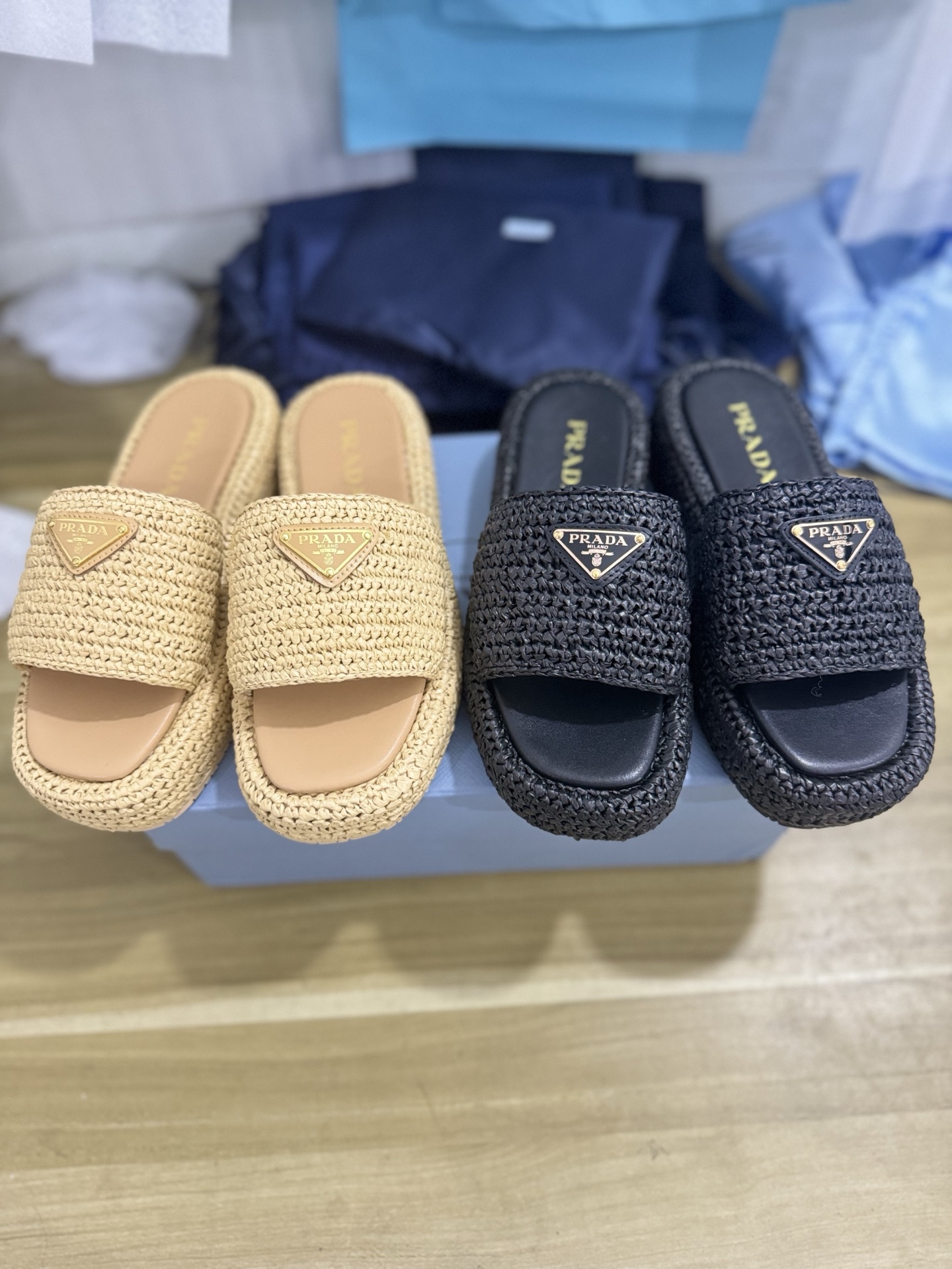 NO:407711,Prada's new woven straw sandals!  This year's popular straw weaving series, the essential slippers for lazy people are so beautiful on their feet. This purely hand-woven woven slippers are so cute. Entering the hot midsummer, I want to reveal my heart. The 'looming' straw weaving bags and straw weaving shoes are on the streets, full of summer style. Wear it and 'cool down' yourself from the mood!  The arrival of summer, the hot weather makes people unable to wear shoes that cover the whole foot, but slippers and sandals are very suitable for occasions, so it is suitable for a pair of straw slippers. Retro is fashionable and casual, and you can go out as soon as you step on the feet. The breathable material and the coolness of straw weaving, the foot feels like it has dropped a little, which is completely a lazy fashion accessory for summer. The original upper is purely hand-woven insoles breathable sheepskin sole tree pattern combination/anti-slip rubber sole size 35-42, slippers, prada, sandals, slippers, espadrilles, sheepskin19860909普拉达新款编织鞋草编凉拖鞋！ 今年流行的草编系列,懒人必备拖鞋上脚是如此的好看了,这款纯手工编织的太爱了 编织拖鞋 进入炎热仲夏,更想袒露心迹,“若隐若现”的草编包、草编鞋火上街头,满载夏日风采.穿上它,从心情上给自己“降降温”！夏日的到来,闷热的天气让人总是穿不住包覆整个脚的包鞋,但拖鞋、凉鞋又非常挑场合,因此这时候正适合来一双草编拖鞋.复古带着时尚、又不失随性感,脚一踩就能出门,透气材质加上草编的凉感,脚感温度感觉仿佛降了一度,完全就是夏日的懒人时尚配件. 鞋面原版纯手工编织 鞋垫透气羊皮 鞋底树纹组合/防滑橡胶底 码数35－42,拖鞋,prada,sandals,slippers,espadrilles,sheepskin,Women's Shoes