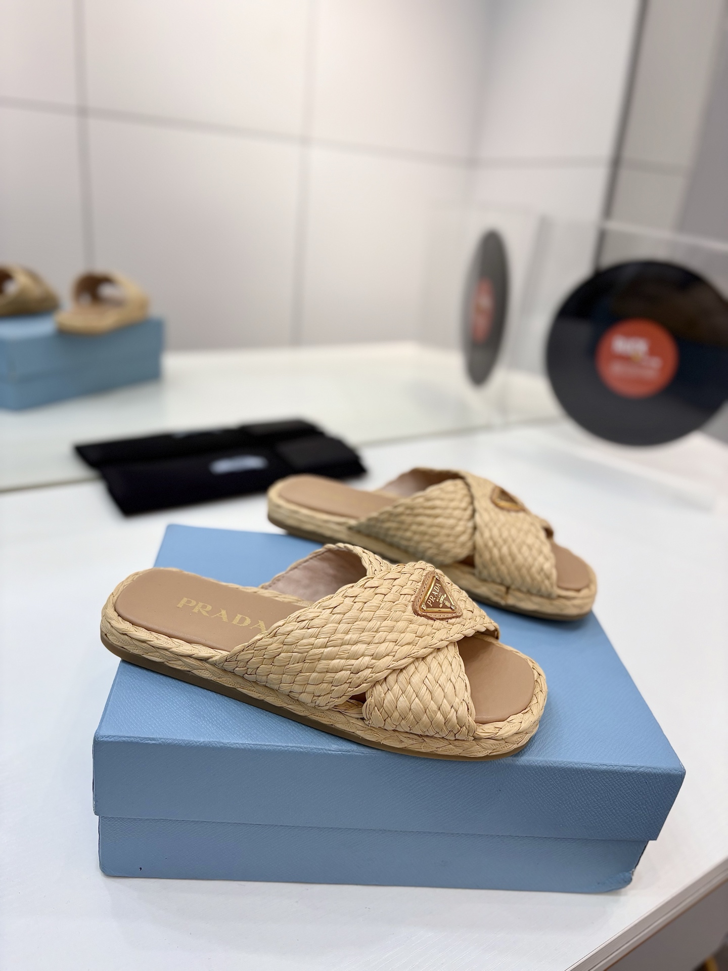 NO:407715,'Prada Weaving Slippers' New spring and summer style of beautiful Rafi straw sandals triangle retro straw sandals, exquisite weaving defines these stylish design Rafia slideshows, this slipper is full of summer atmosphere!  Very versatile, must-have for summer!  Upper braided lafite inner sheepskin outsole rubber non-slip sole size 35-42 (40.41.42 custom made without return or exchange), slippers, prada, sandals, slippers, espadrilles, sheepskin19860909《普拉达编织拖鞋》 春夏新款绝美拉菲草鞋三角标复古草编拖鞋凉鞋,精致的编织定义了这些具有时尚设计的拉菲亚幻灯片,这款拖鞋充满夏日气息！非常百搭,夏天必入款！ 鞋面编织拉菲草 内里羊皮 大底橡胶防滑底 码数35-42（40.41.42定做不退换）,拖鞋,prada,sandals,slippers,espadrilles,sheepskin,Women's Shoes