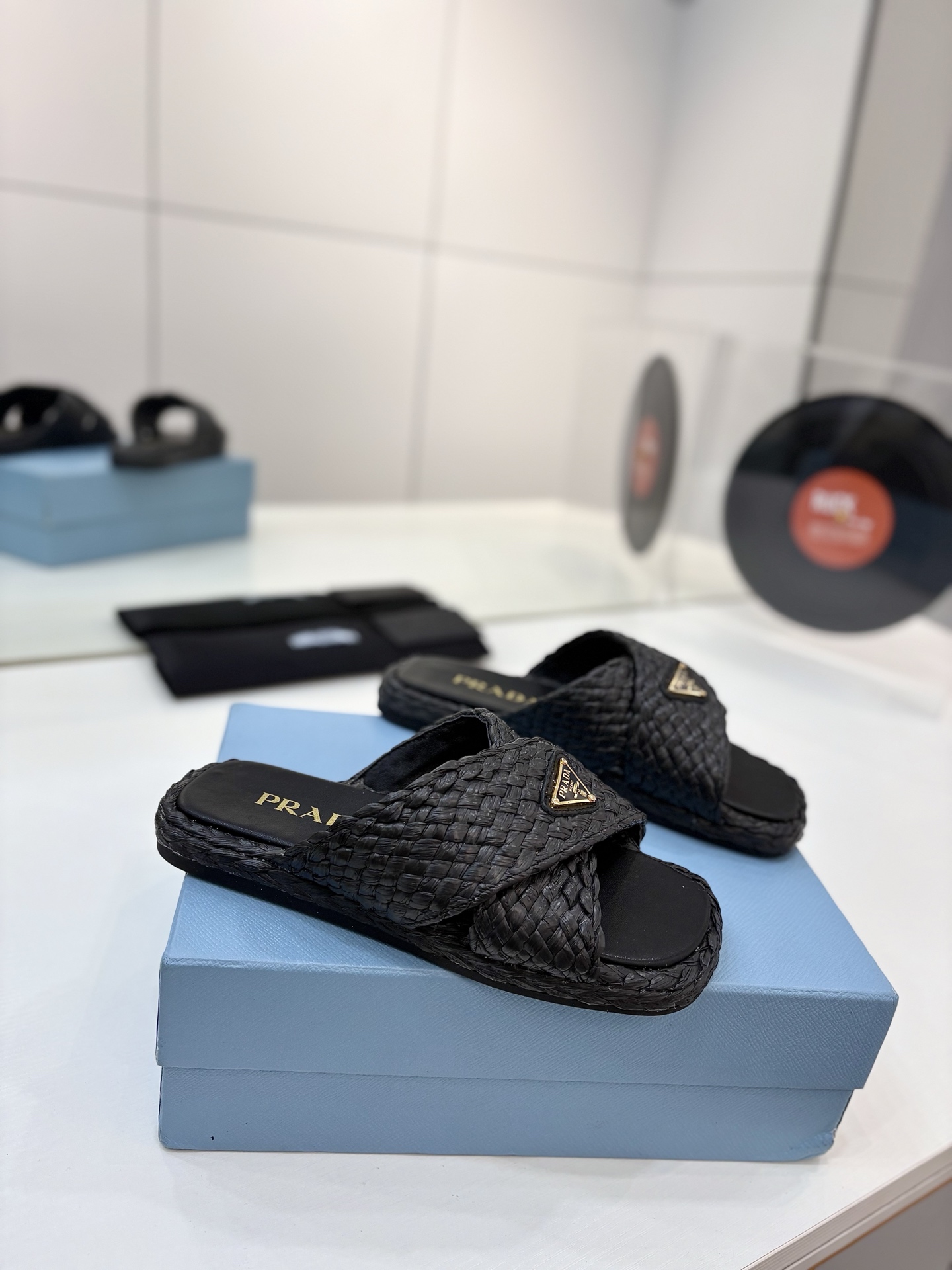 NO:407713,'Prada Weaving Slippers' New spring and summer style of beautiful Rafi straw sandals triangle retro straw sandals, exquisite weaving defines these stylish design Rafia slideshows, this slipper is full of summer atmosphere!  Very versatile, must-have for summer!  Upper braided lafite inner sheepskin outsole rubber non-slip sole size 35-42 (40.41.42 custom made without return or exchange), slippers, prada, sandals, slippers, espadrilles, sheepskin19860909《普拉达编织拖鞋》 春夏新款绝美拉菲草鞋三角标复古草编拖鞋凉鞋,精致的编织定义了这些具有时尚设计的拉菲亚幻灯片,这款拖鞋充满夏日气息！非常百搭,夏天必入款！ 鞋面编织拉菲草 内里羊皮 大底橡胶防滑底 码数35-42（40.41.42定做不退换）,拖鞋,prada,sandals,slippers,espadrilles,sheepskin,Women's Shoes