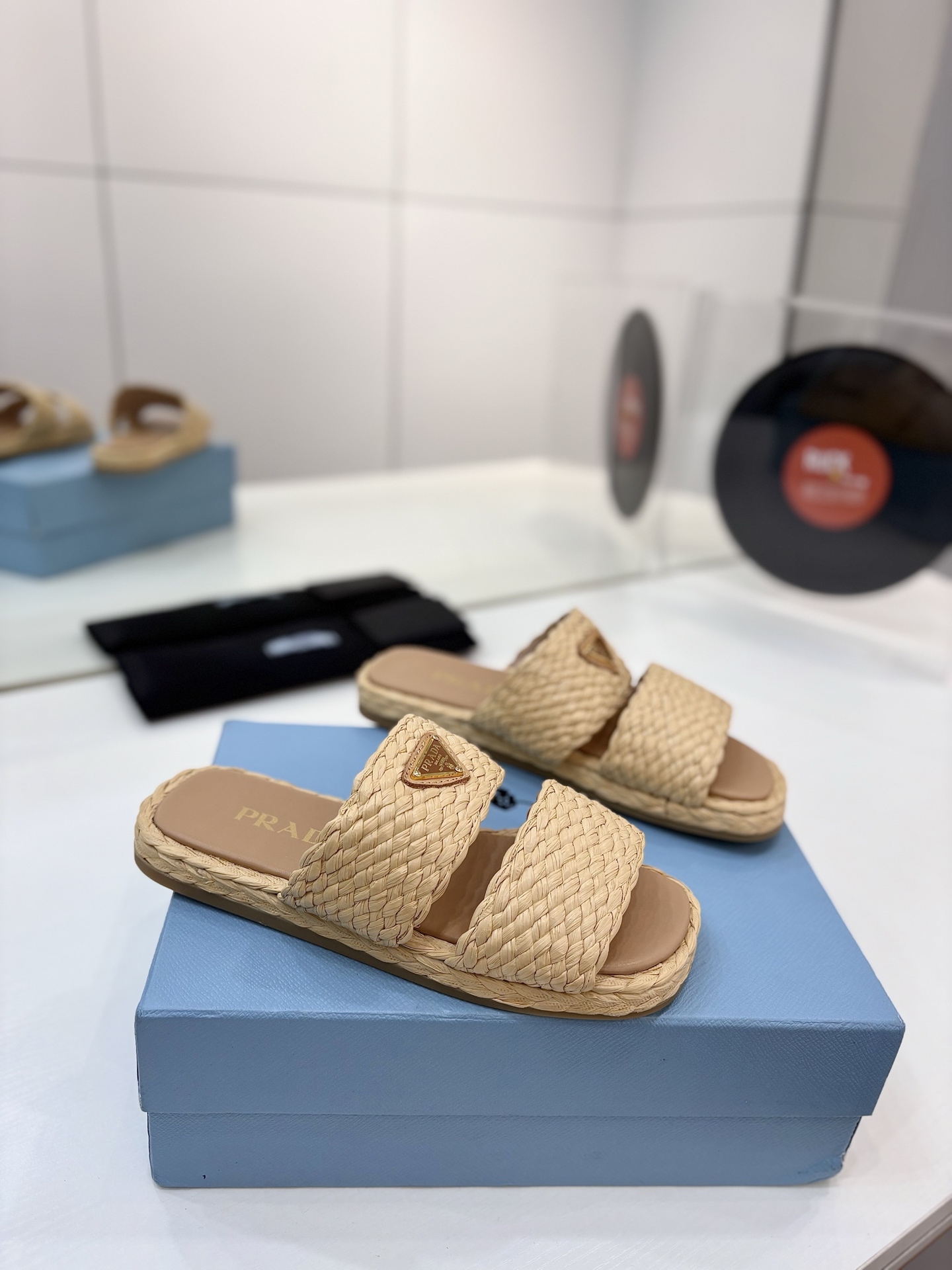 NO:407717,'Prada Weaving Slippers' New spring and summer style of beautiful Rafi straw sandals triangle retro straw sandals, exquisite weaving defines these stylish design Rafia slideshows, this slipper is full of summer atmosphere!  Very versatile, must-have for summer!  Upper braided lafite inner sheepskin outsole rubber non-slip sole size 35-42 (40.41.42 custom made without return or exchange), slippers, prada, sandals, slippers, espadrilles, sheepskin19860909《普拉达编织拖鞋》 春夏新款绝美拉菲草鞋三角标复古草编拖鞋凉鞋,精致的编织定义了这些具有时尚设计的拉菲亚幻灯片,这款拖鞋充满夏日气息！非常百搭,夏天必入款！ 鞋面编织拉菲草 内里羊皮 大底橡胶防滑底 码数35-42（40.41.42定做不退换）,拖鞋,prada,sandals,slippers,espadrilles,sheepskin,Women's Shoes